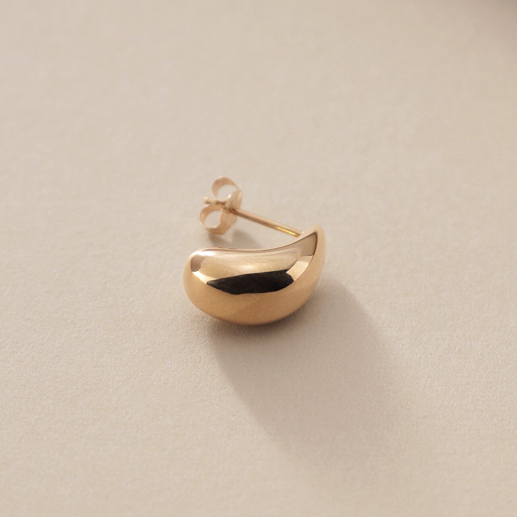 COCOSHNIK「K10中空ドロップカーブ スタッドピアス」|ピアス|