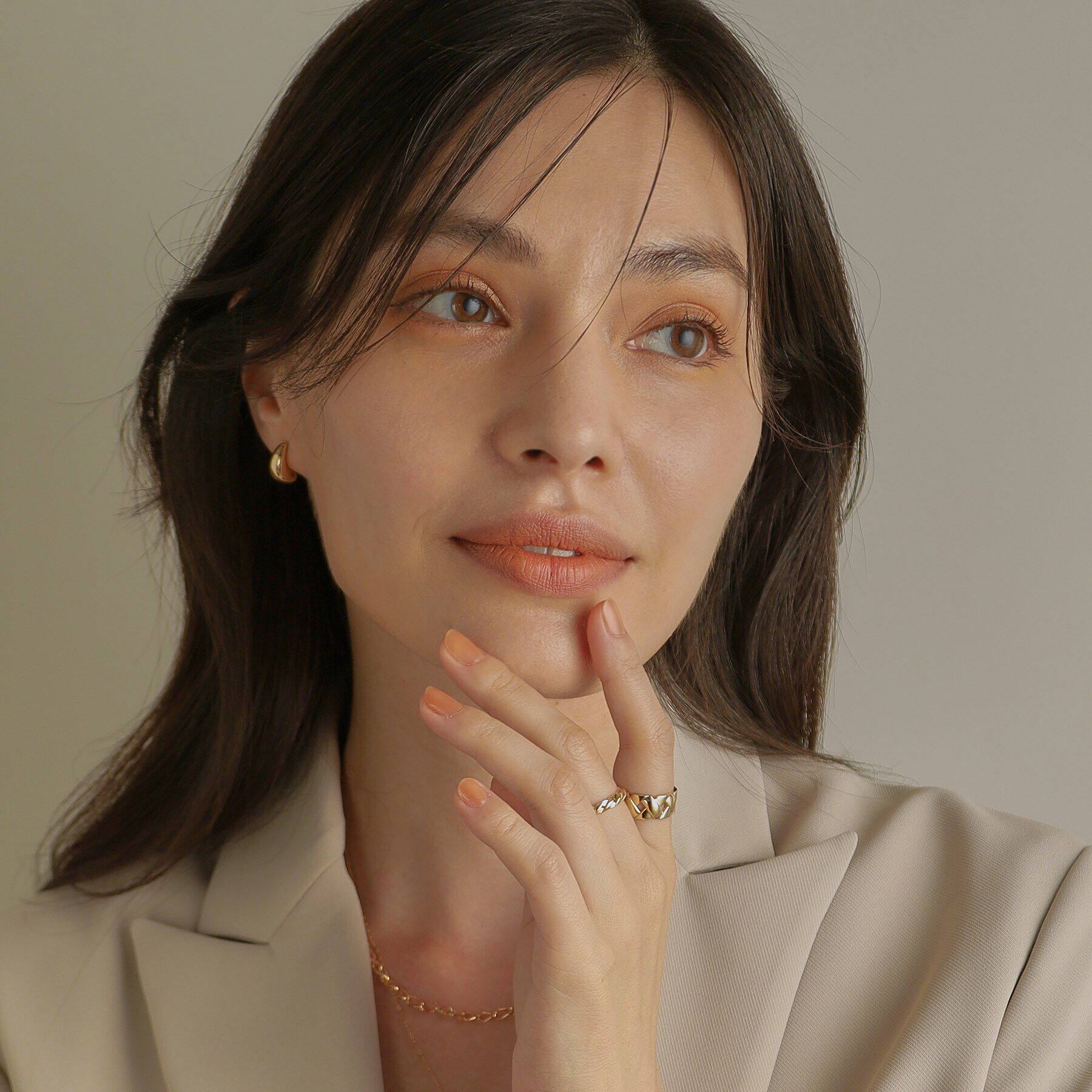 COCOSHNIK「K10中空ドロップカーブ スタッドピアス」|ピアス|