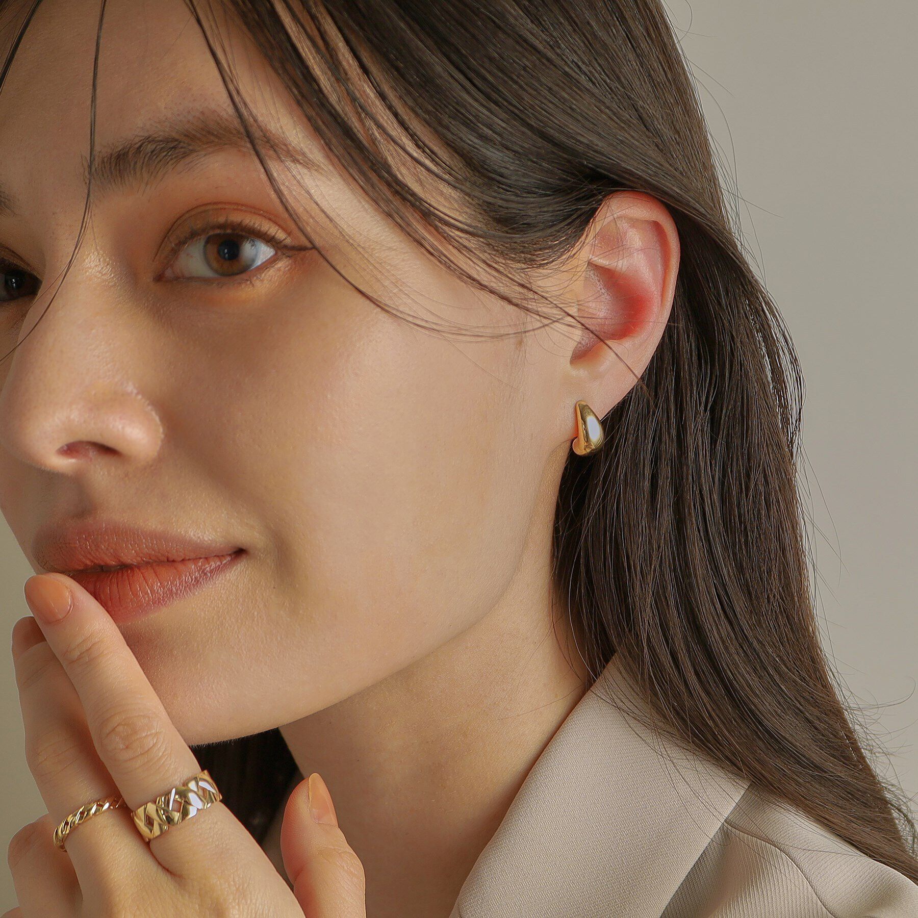 COCOSHNIK「K10中空ドロップカーブ スタッドピアス」|ピアス|