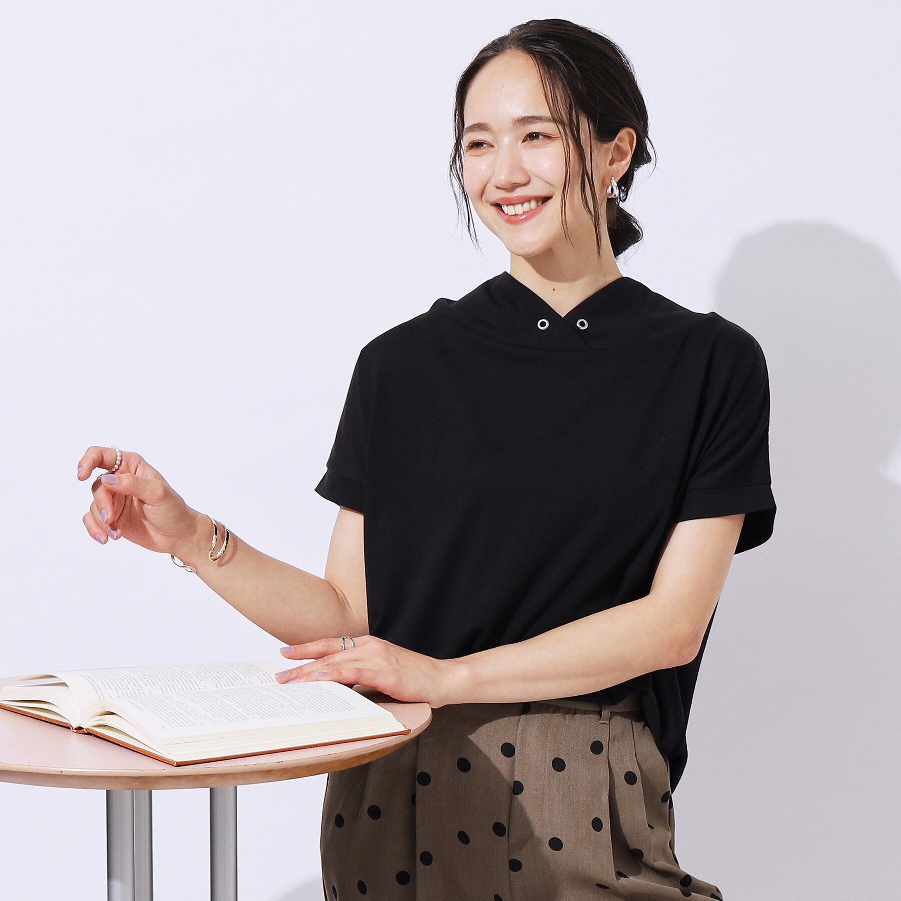 SHOO･LA･RUE「【高レビュー/UV】さらりと大人カジュアルな装いに 抜け襟Tシャツ」|Tシャツ・カットソー|ブラック(019)