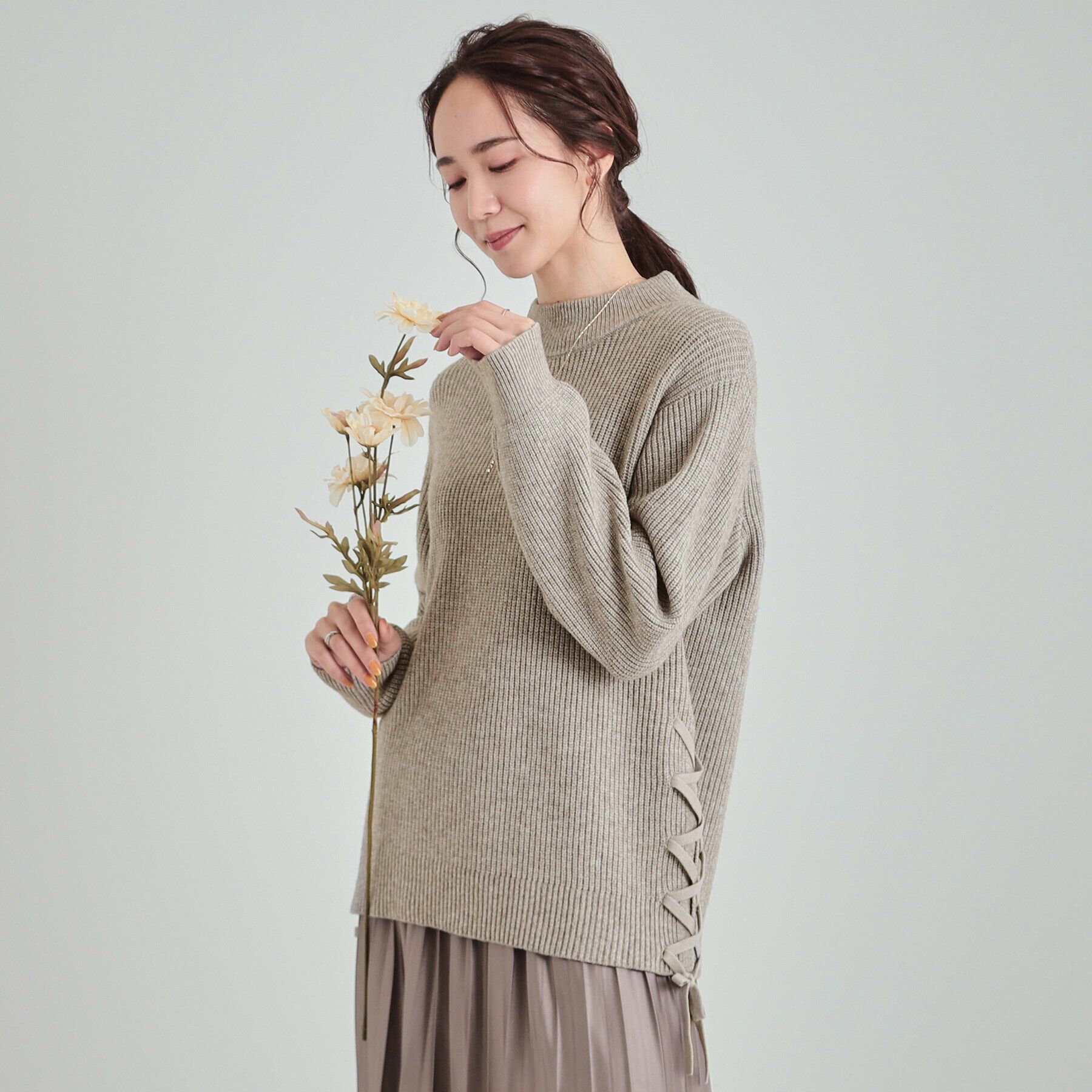 SHOO･LA･RUE「【洗える/静電気軽減】ちくちくしにくい レースアップ畦編みニット」|ニット・セーター|ベージュ(052)