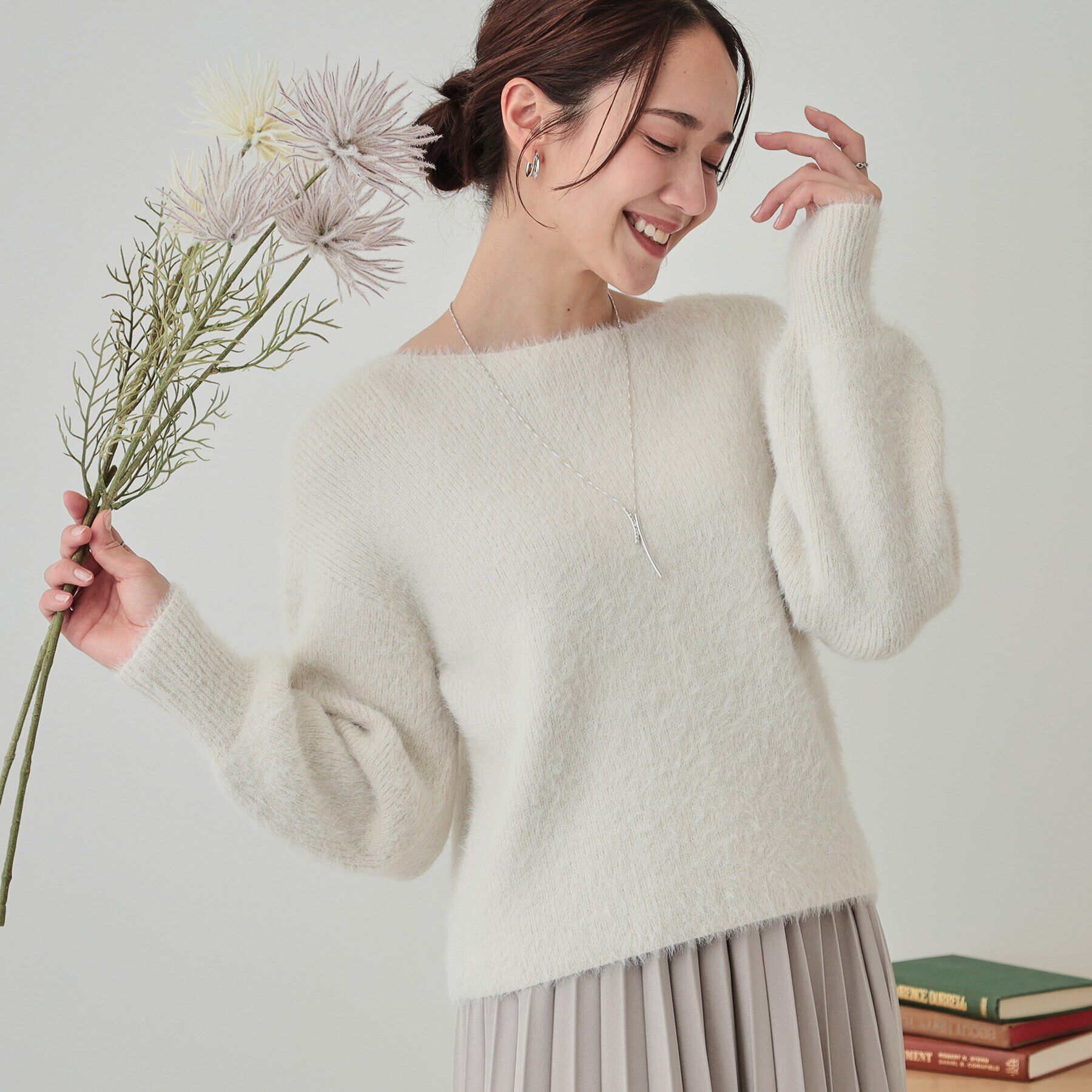 SHOO･LA･RUE「【S-LL】大人上品な ラメフェザー ボートネックニット」|ニット・セーター|オフホワイト(003