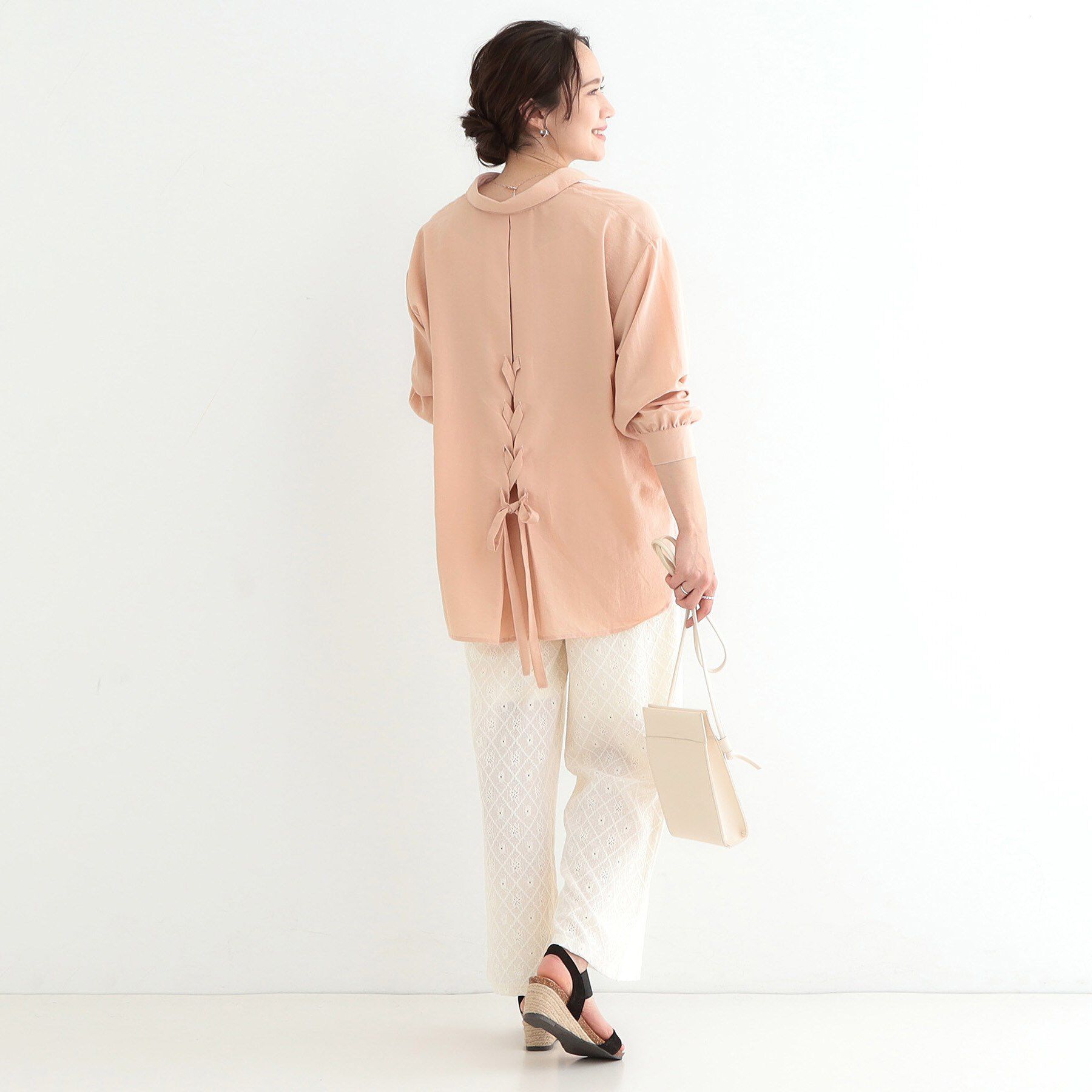 SHOO･LA･RUE「【S-LL】後ろ姿も抜かりなく バックレースアップシャツ」|シャツ・ブラウス|