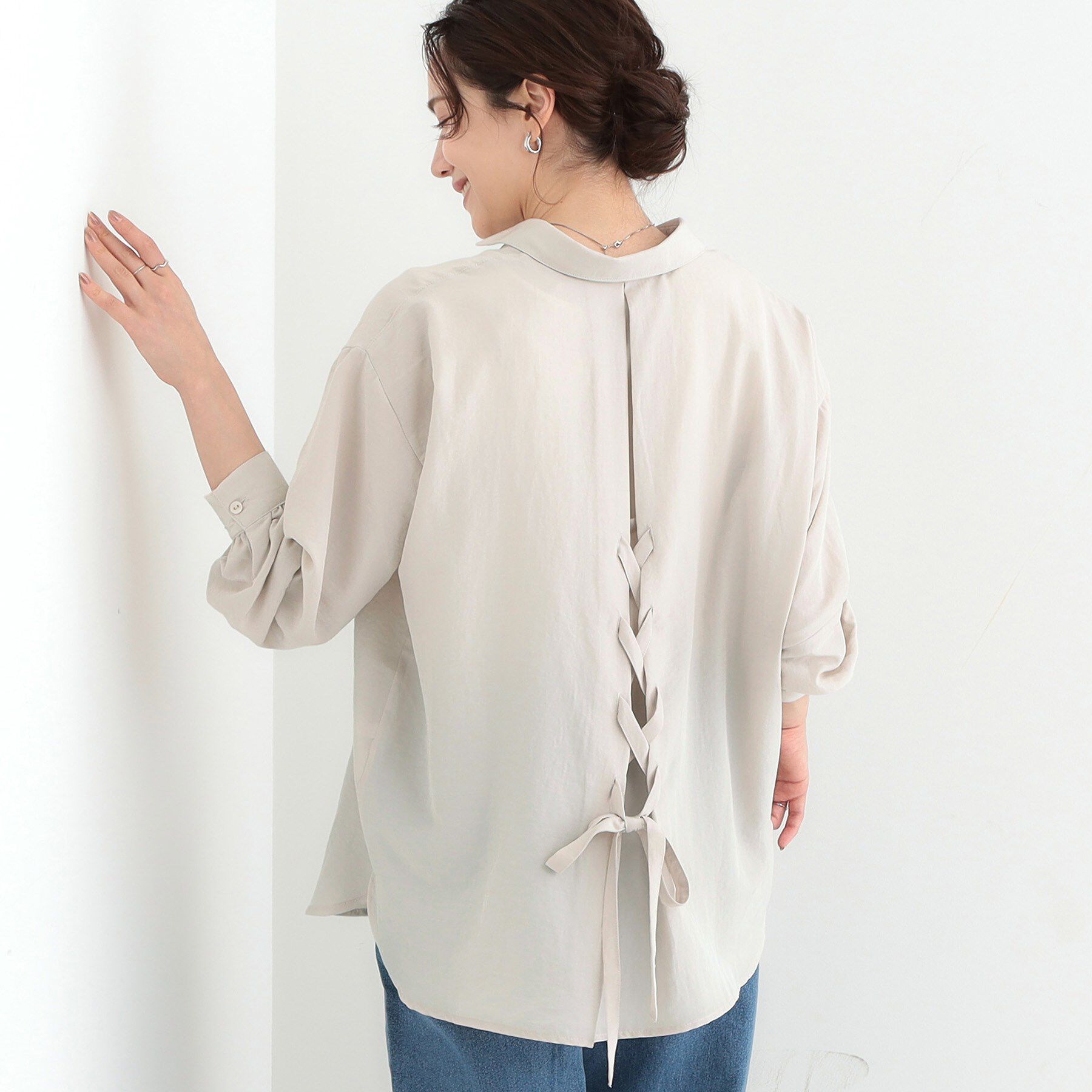 SHOO･LA･RUE「【S-LL】後ろ姿も抜かりなく バックレースアップシャツ」|シャツ・ブラウス|ライトベージュ(05