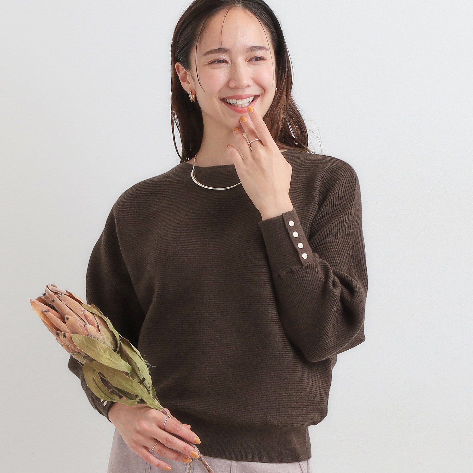 SHOO･LA･RUE「【洗濯機可/体型カバー】お袖ボタン リブドルマンニット」|ニット・セーター|ブラウン(843)