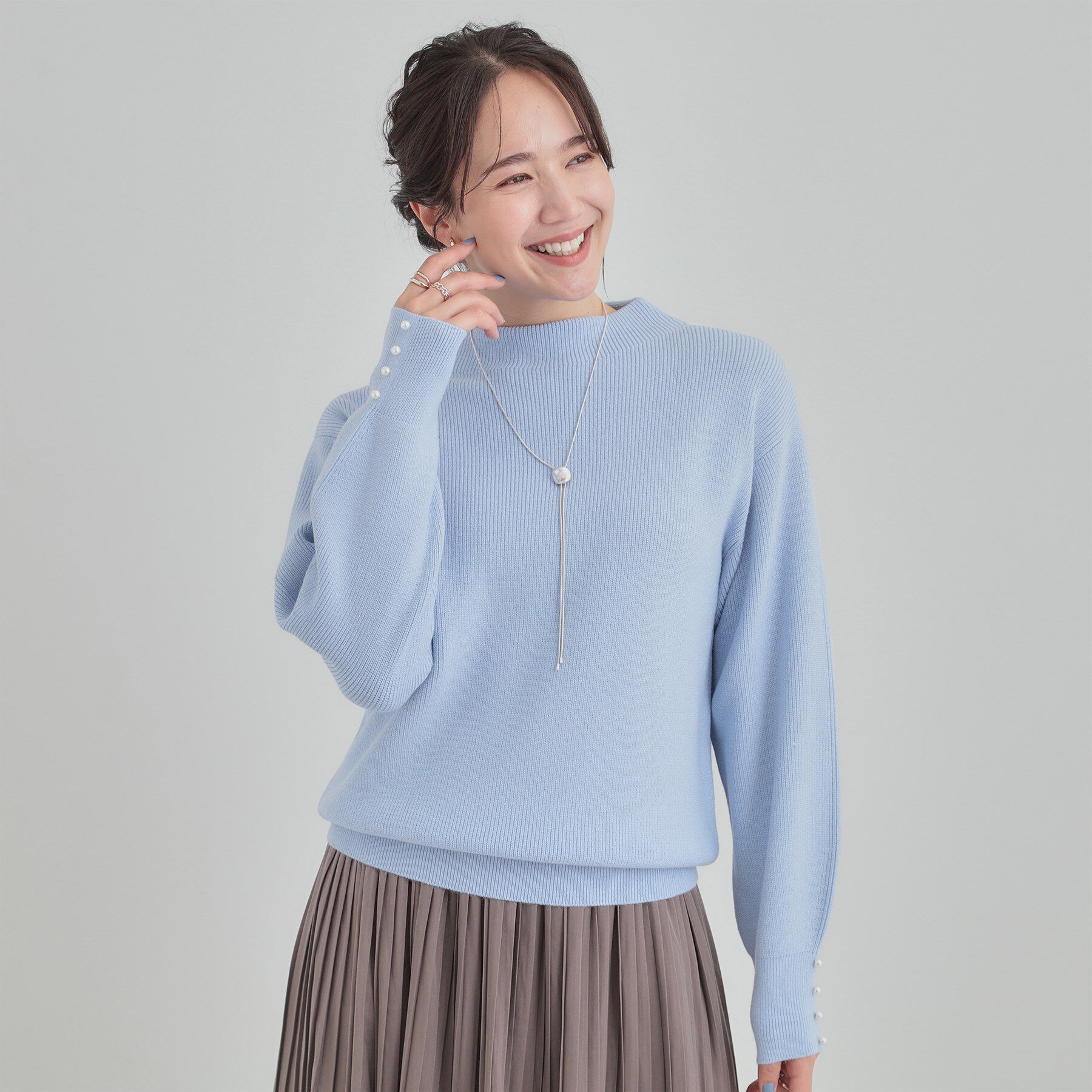 SHOO･LA･RUE「【洗える／毛玉になりにくい】お袖パールで上品な ハイネックニット」|ニット・セーター|