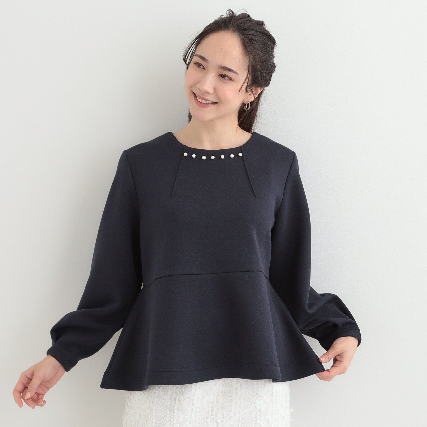 SHOO･LA･RUE「【S-LL/なめらかタッチ】 フェイクパール付きペプラムトップス」|Tシャツ・カットソー|