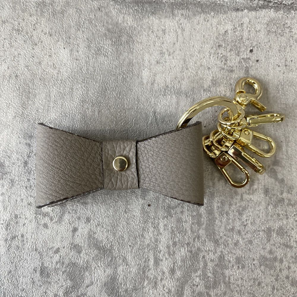 BACKYARD FAMILY「キーホルダー 本革 通販 キーリング キーチャーム レディース レザー 革 ペア おしゃれ」|チャーム・キーホルダー|グレー1