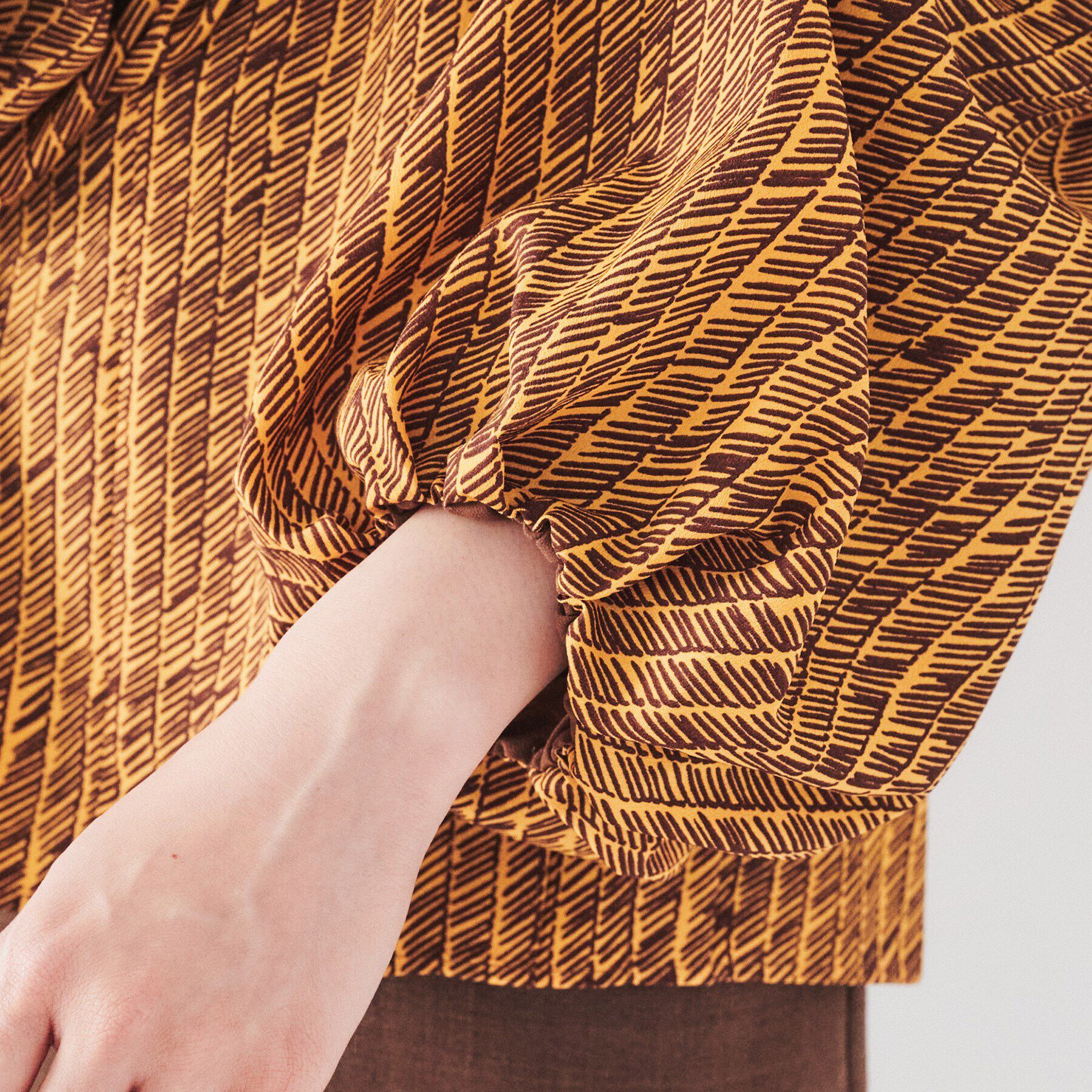 UNTITLED「【ボリューム袖/袖ゴム】ヴィンテージアートへリンボン」|シャツ・ブラウス|