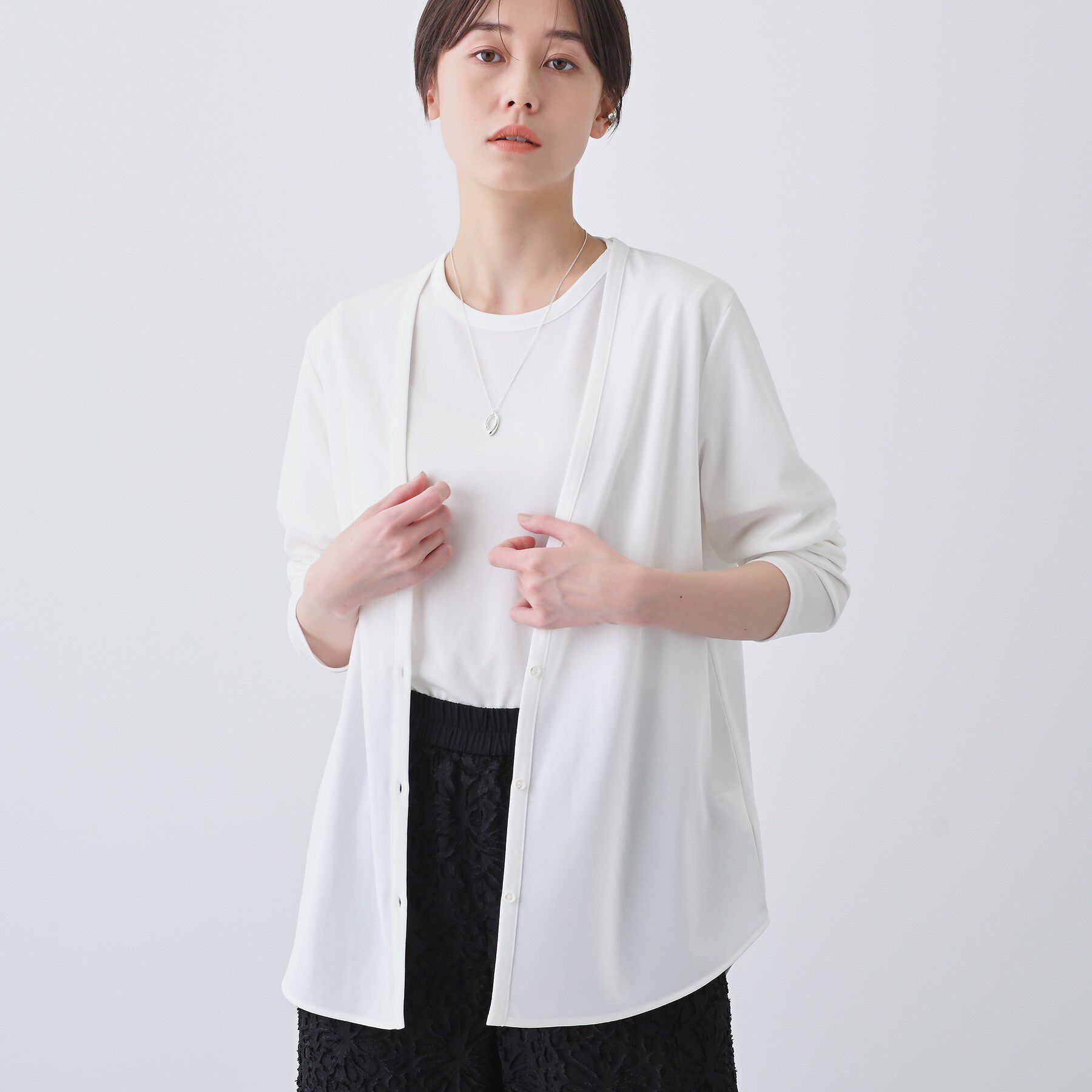 INDIVI「【日本製／トリアセテート】ラウンドヘムカーディガン」|カーディガン|ホワイト(001)