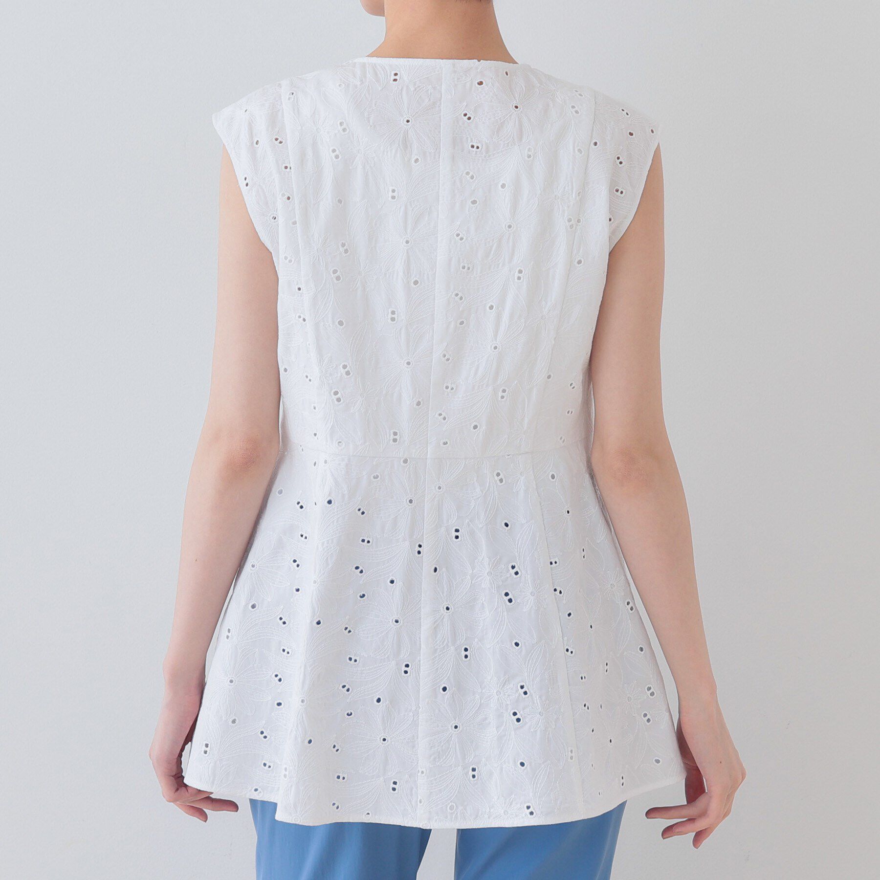 INDIVI「【洗える】フラワーカット刺繍ノースリーブブラウス」|シャツ・ブラウス|