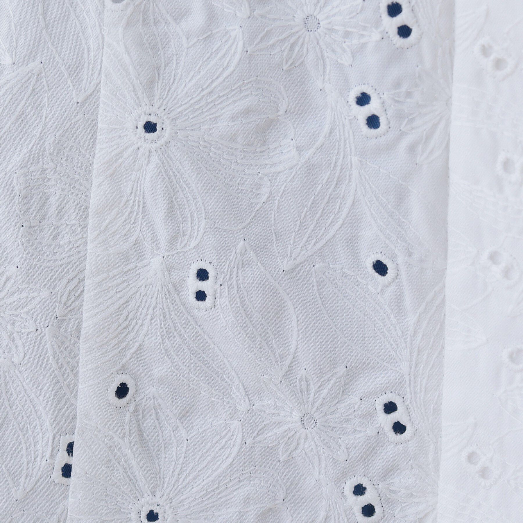 INDIVI「【洗える】フラワーカット刺繍ノースリーブブラウス」|シャツ・ブラウス|