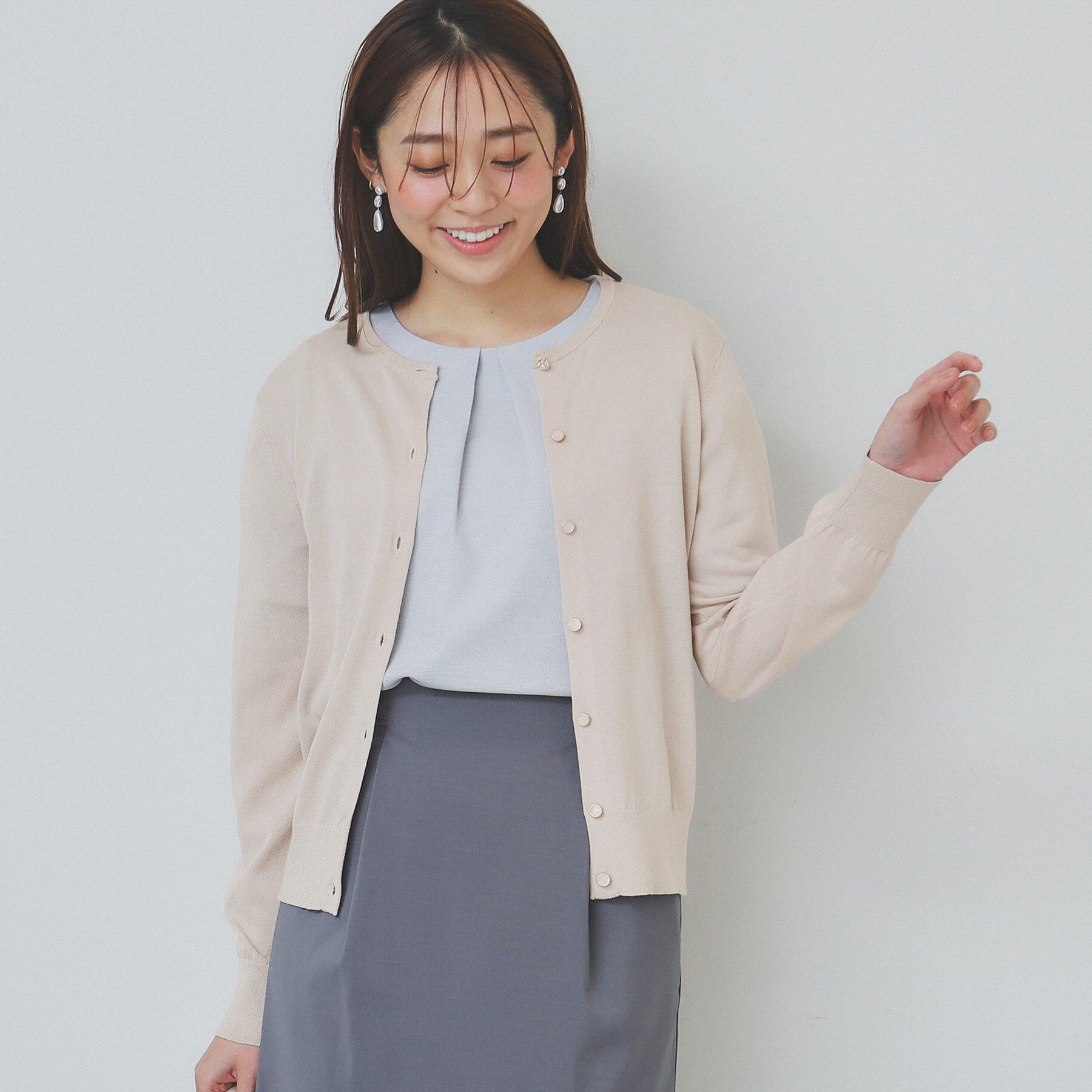 index「《7色展開/XS-LLサイズ》ビジューボタンニットカーディガン【洗濯機洗い可/抗ピル/接触冷感】」|カーディガン|グレージュ(050)