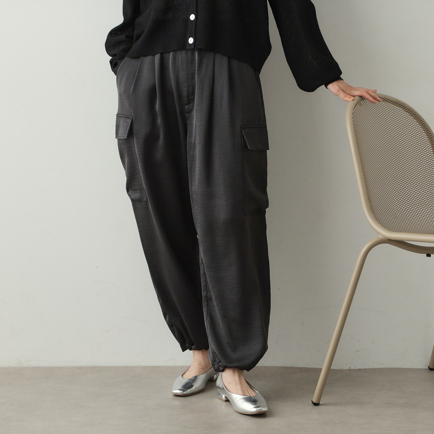 OPAQUE.CLIP「サテンイージーカーゴパンツ【洗濯機洗い可】」|その他|チャコールグレー(0