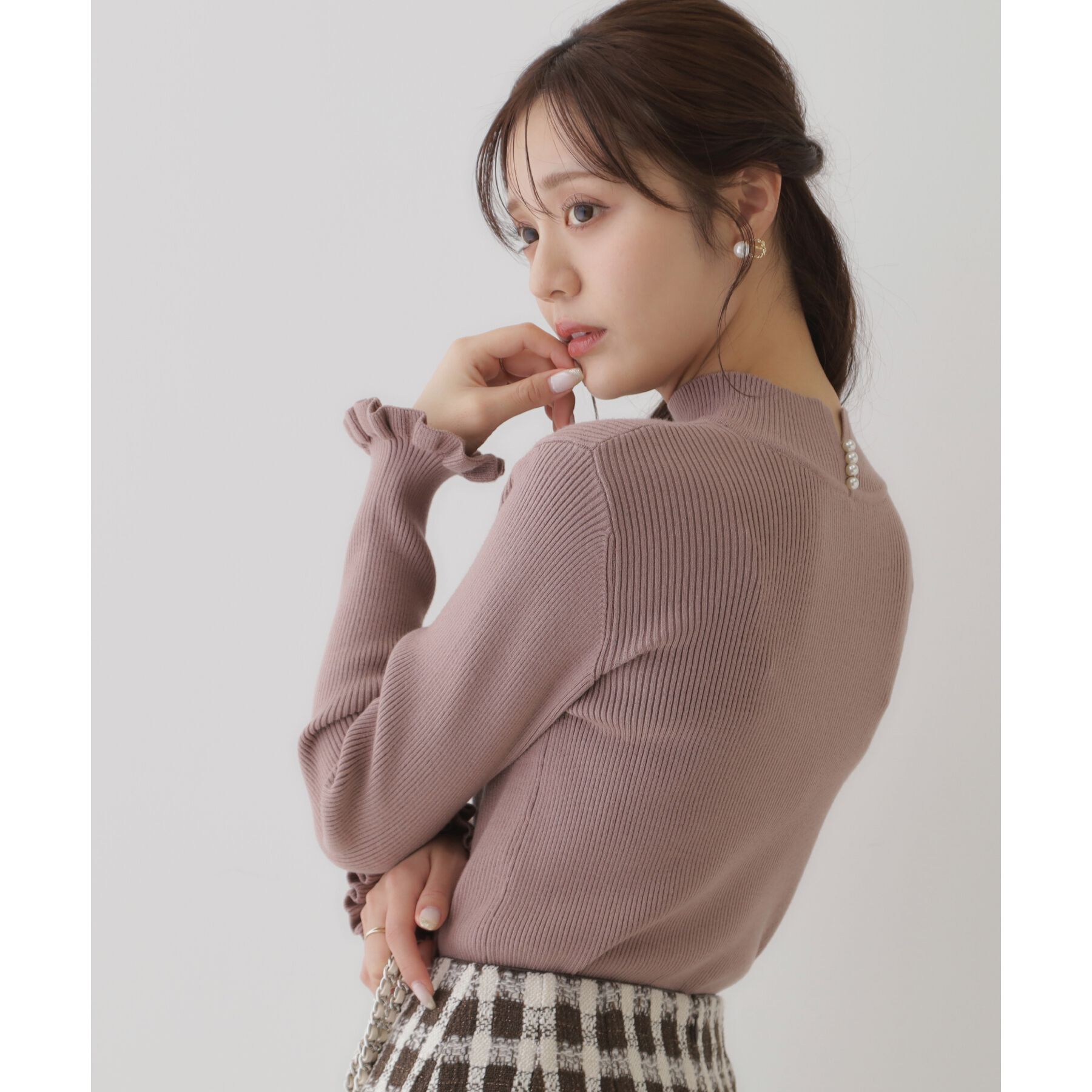 Couture broach「【プチプラ・フェミニンもカジュアルも】サステナブル　バックパール調プチフリルリブ」|ニット・セーター|