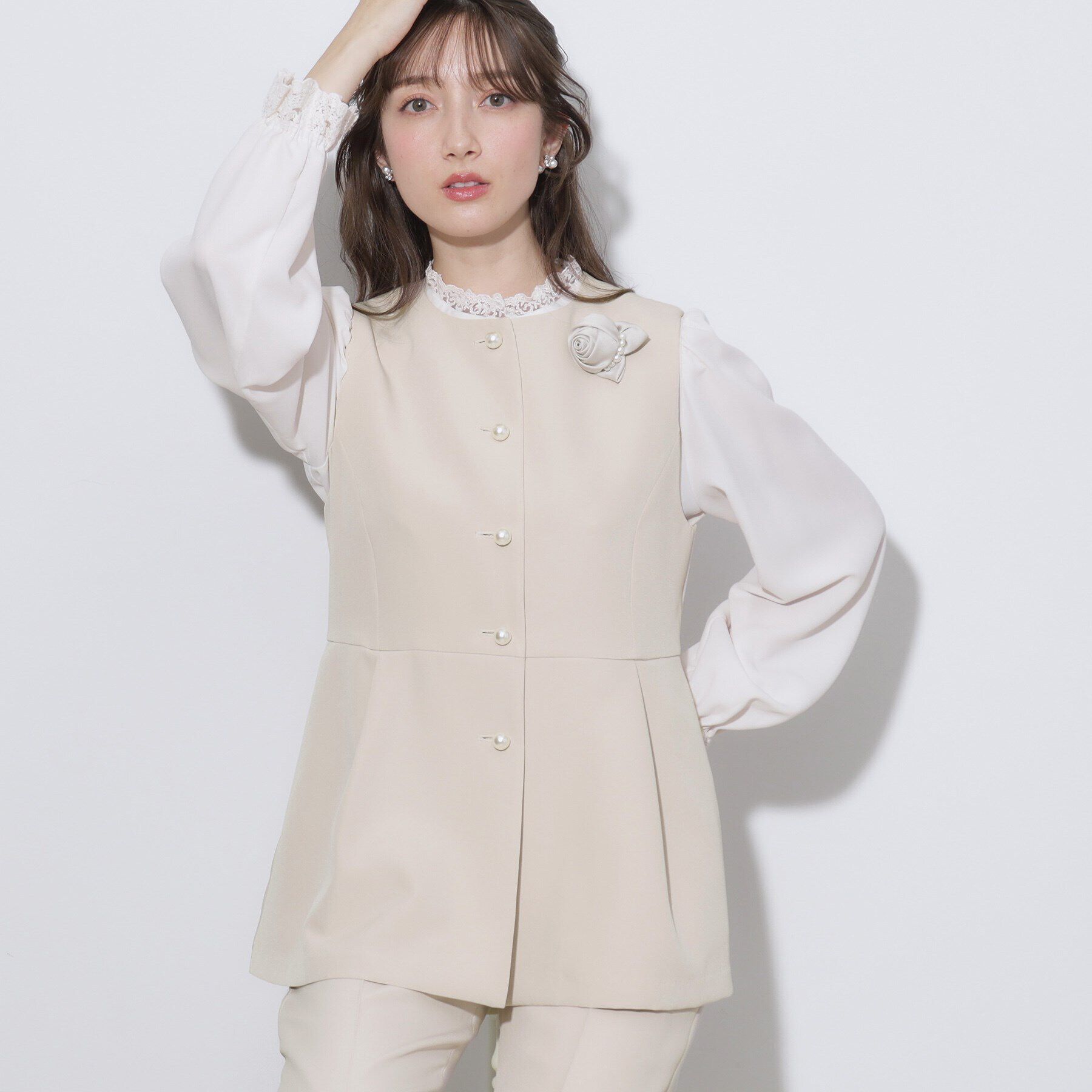 Couture broach「【セレモニーシーン/ON・OFF使える】ダブルクロスペプラムジレ」|ベスト・ジレ|グレージュ(050)