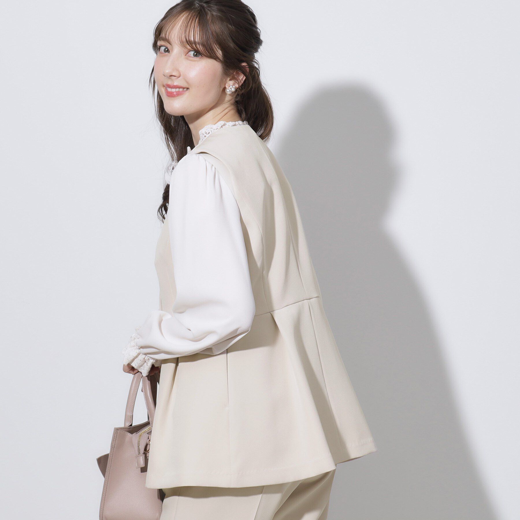 Couture broach「【セレモニーシーン/ON・OFF使える】ダブルクロスペプラムジレ」|ベスト・ジレ|