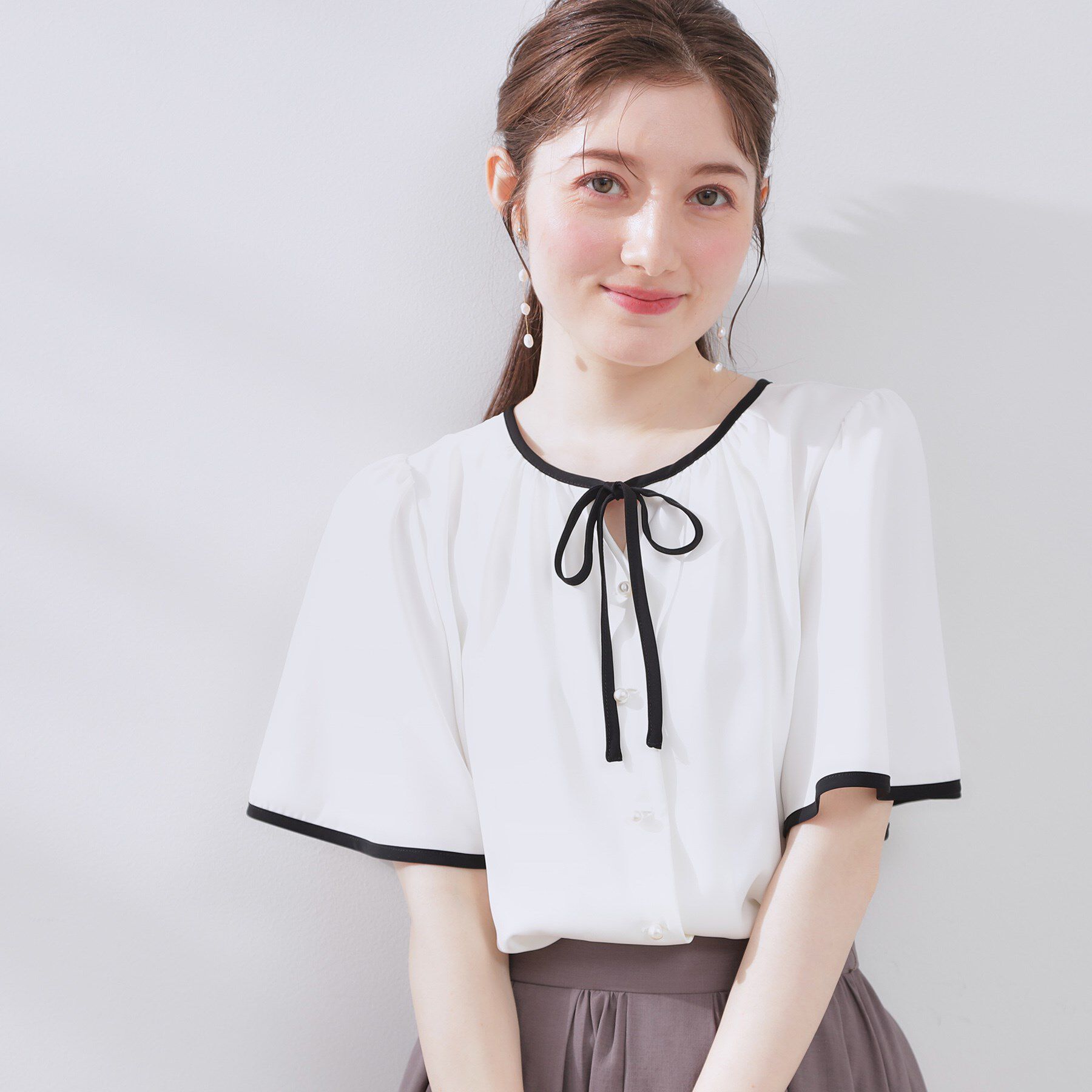 Couture broach「【きれいめ・二の腕カバー・通勤】配色フレア2WAYブラウス」|シャツ・ブラウス|オフホワイト(003