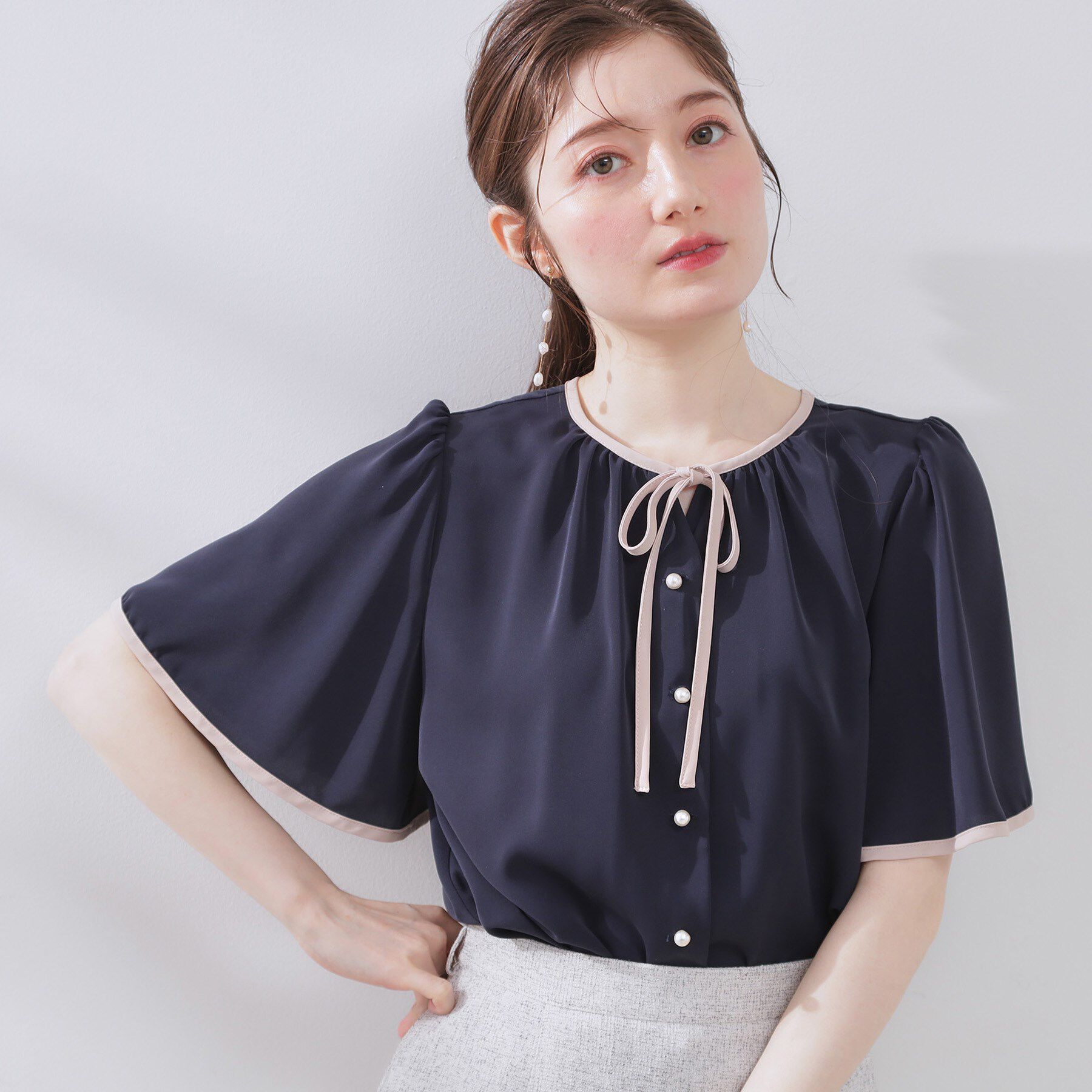 Couture broach「【きれいめ・二の腕カバー・通勤】配色フレア2WAYブラウス」|シャツ・ブラウス|