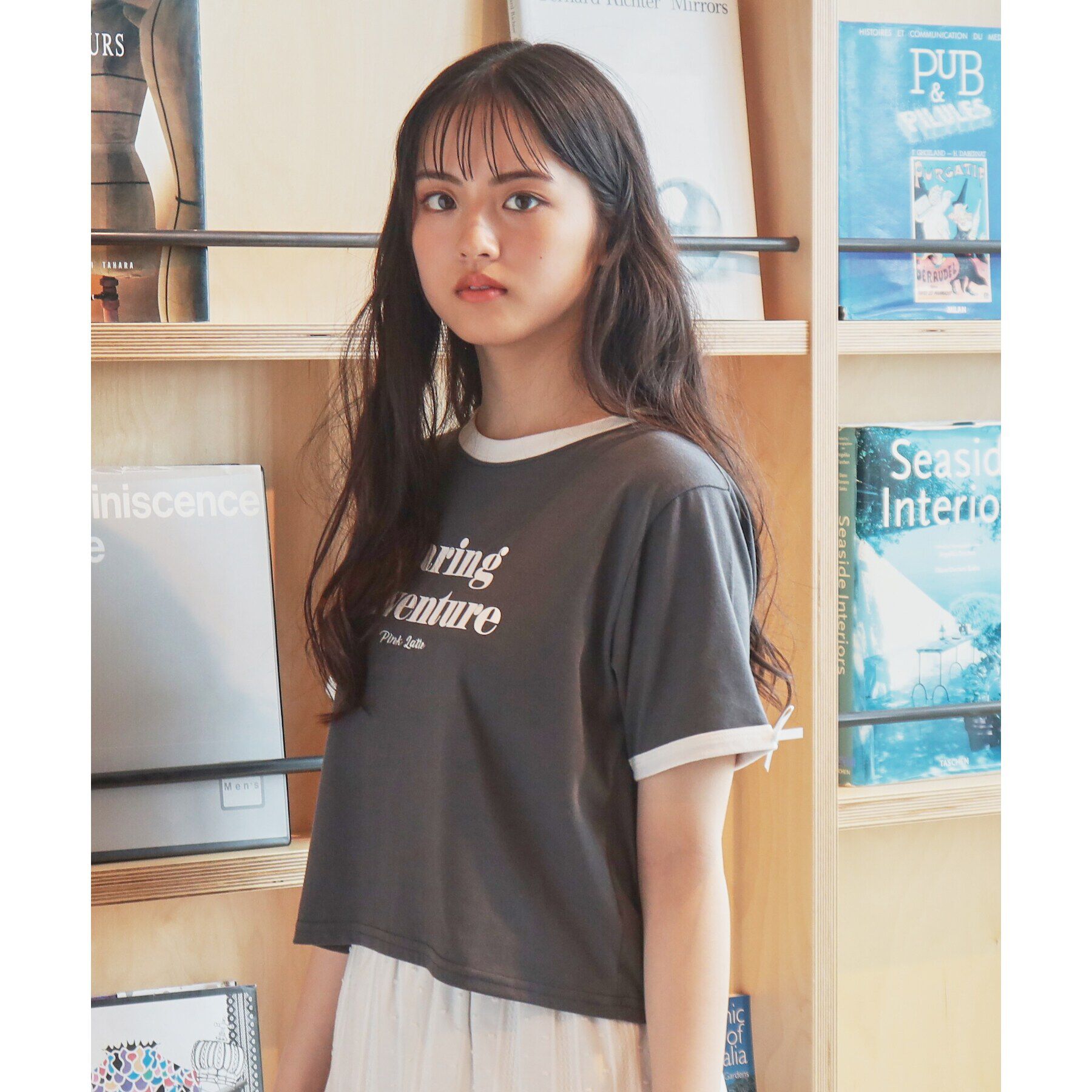 PINK-latte「【130cmあり】フロントロゴ袖リボンリンガーTシャツ」|Tシャツ・カットソー|チャコールグレー(0