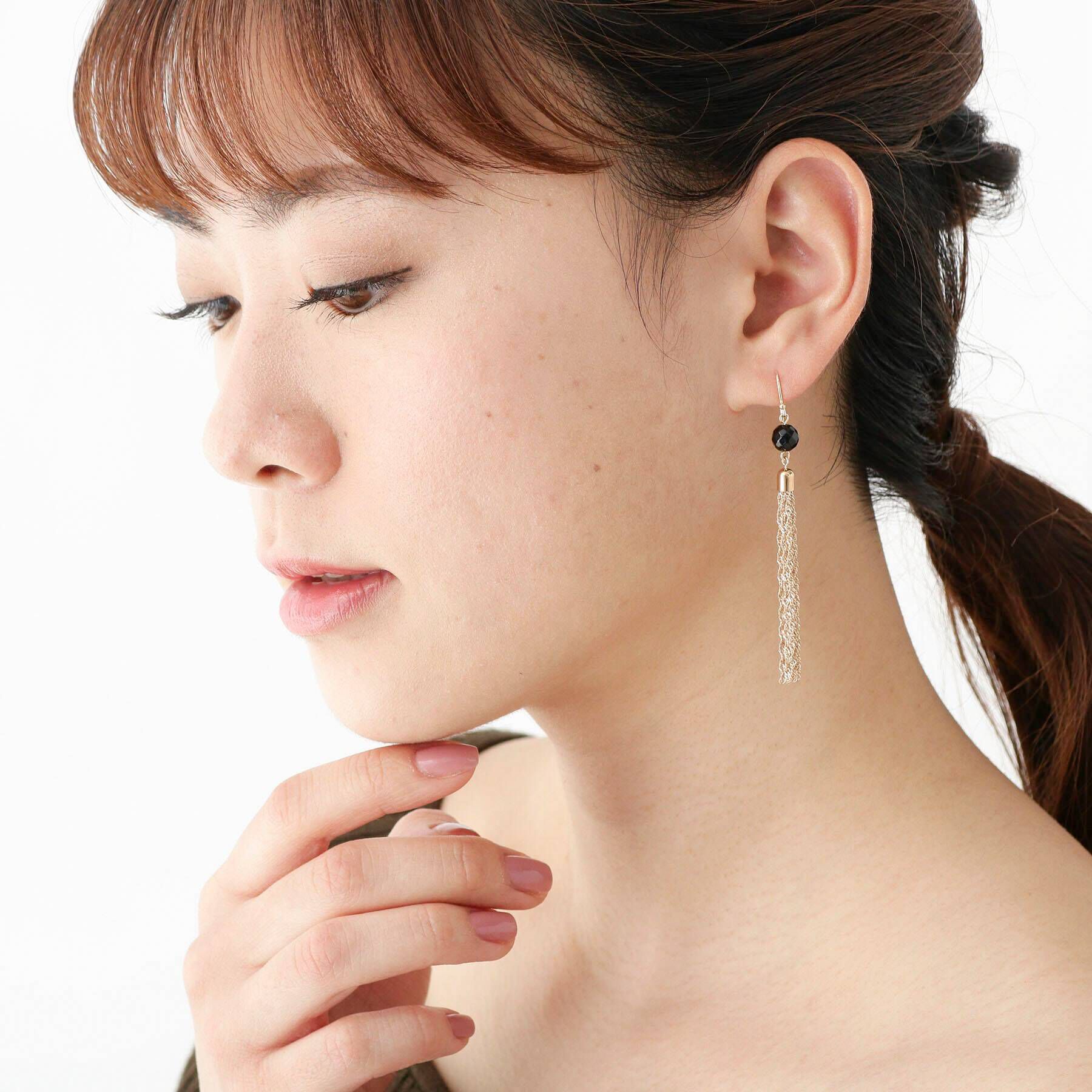 COCOSHNIK「K10カラーストーン（オニキス）タッセル フックピアス」|ピアス|