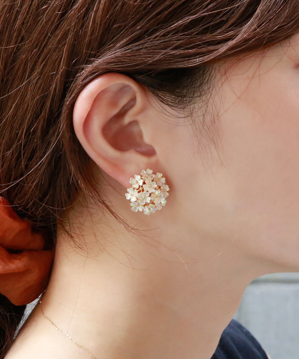 colleca la「フラワードームイヤリング」|イヤリング|ホワイト