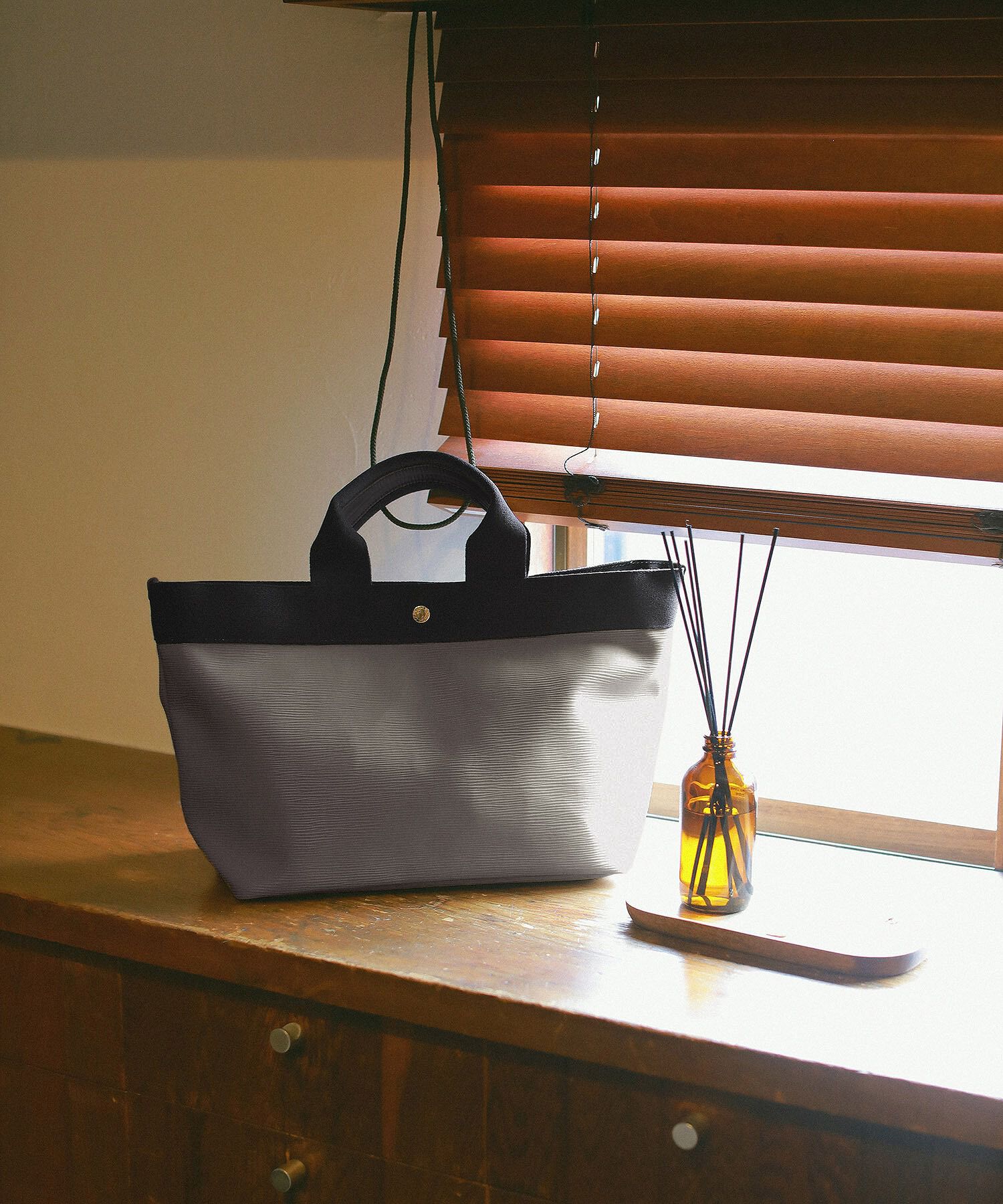 TOPKAPI BREATH「【VERY 10月号掲載】RIPPLE リプル ネオレザー A4トートバッグ」|トートバッグ|チャコールグレー