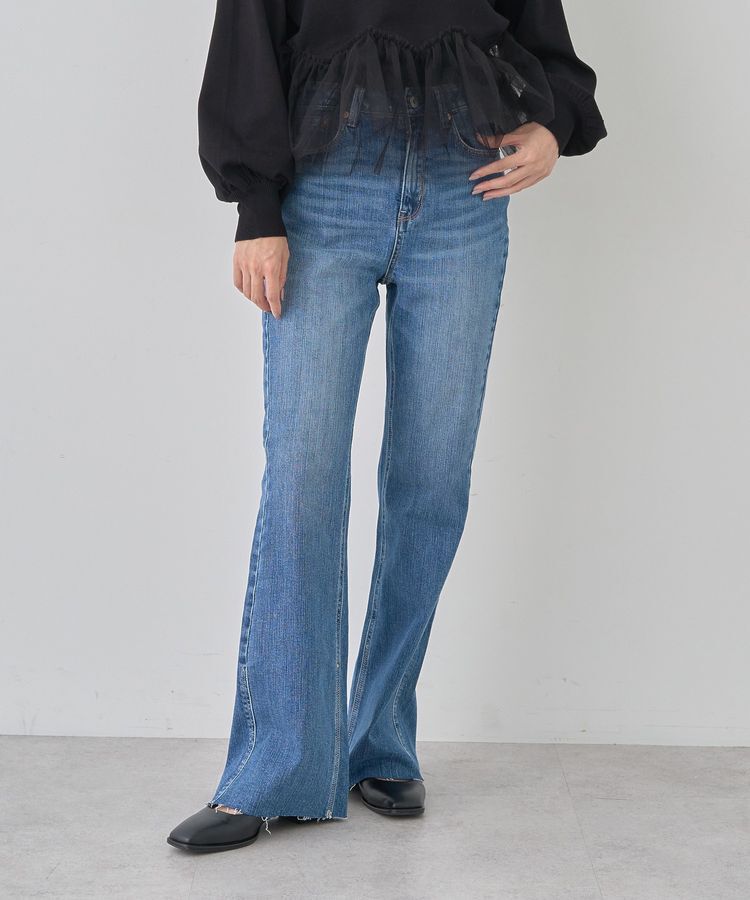 earth music&ecology「セルフカットフレアデニムパンツ」|デニム|Medium Indigo