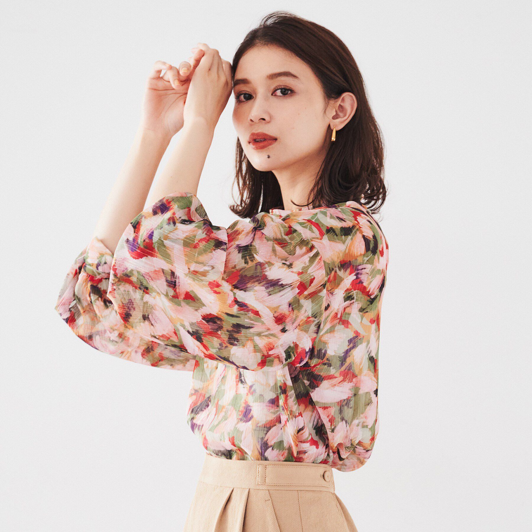 UNTITLED「【柄ブラウス/同素材ワンピースあり】楊柳ラメシフォン リーフプリントブラウス」|シャツ・ブラウス|