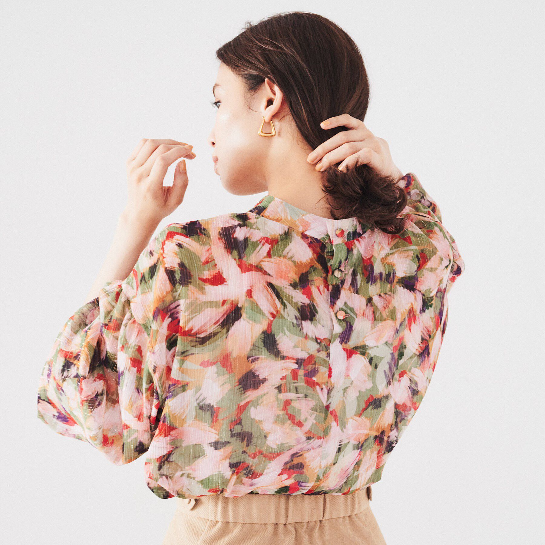 UNTITLED「【柄ブラウス/同素材ワンピースあり】楊柳ラメシフォン リーフプリントブラウス」|シャツ・ブラウス|