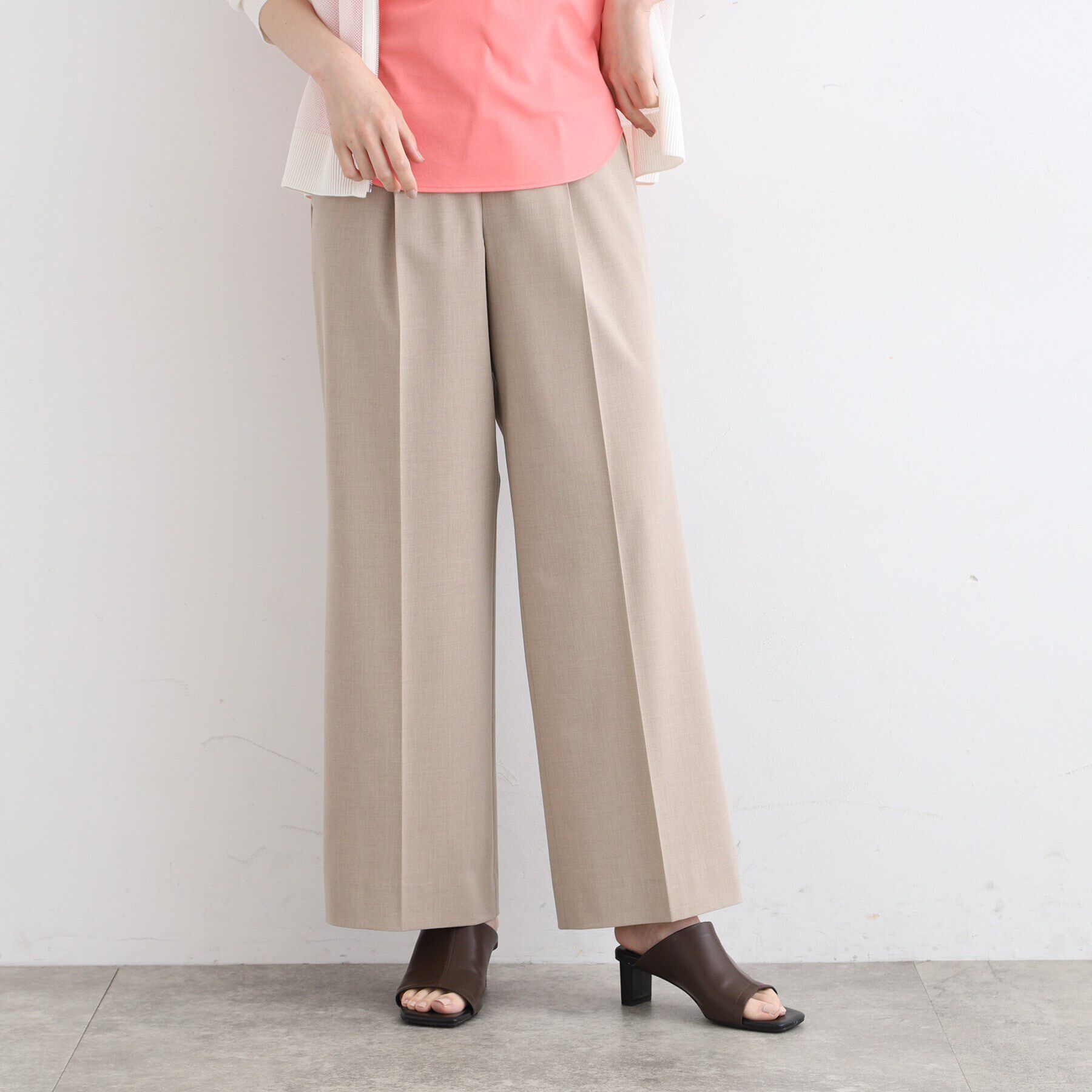 INDIVI「【洗える／ストレッチ】トレンド素材タックワイドパンツ」|その他|ライトベージュ(05