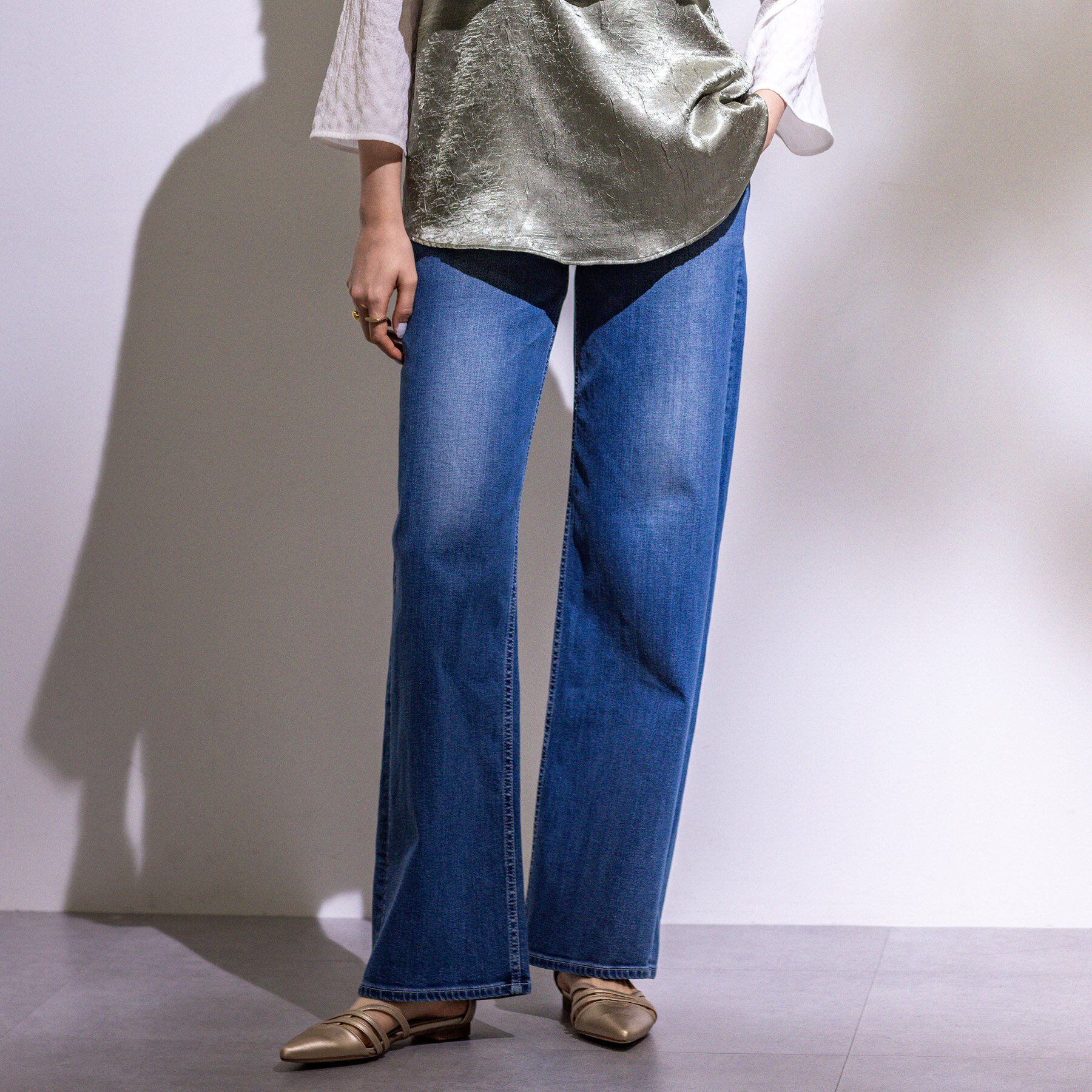 INDIVI「【春の新色登場！褒められデニム】ワイドストレート デニムパンツ」|デニム|クリアブルー(092