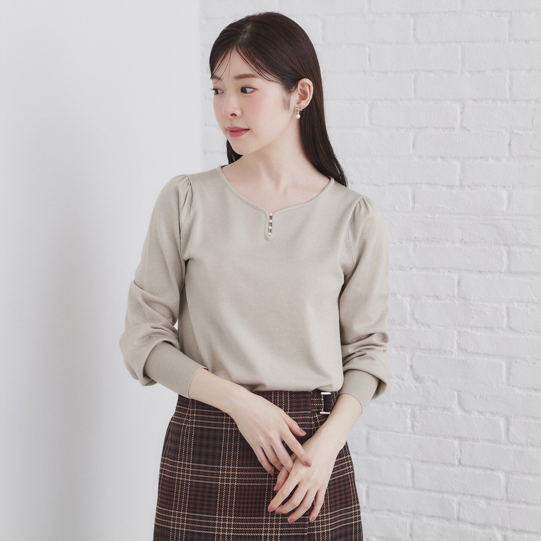 index「《5color/XS-LLsize》パール調デザインハートネックニット【洗濯機洗い可】」|ニット・セーター|グレージュ(050)