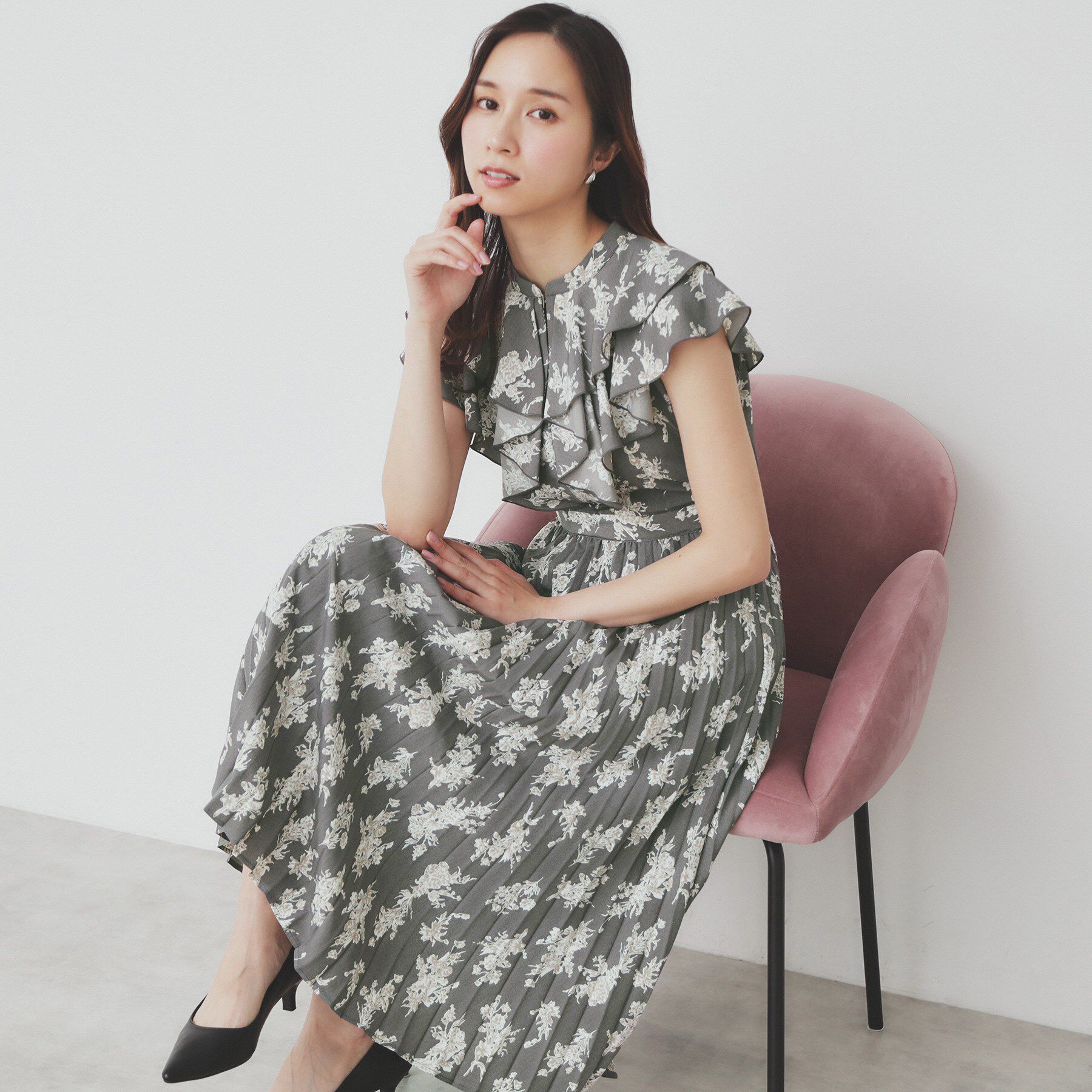 index「《美人百花掲載》フリルプリーツ花柄ワンピース【洗濯機洗い可/イージーアイロン/防シワ】」|ワンピース|チャコールグレー(1