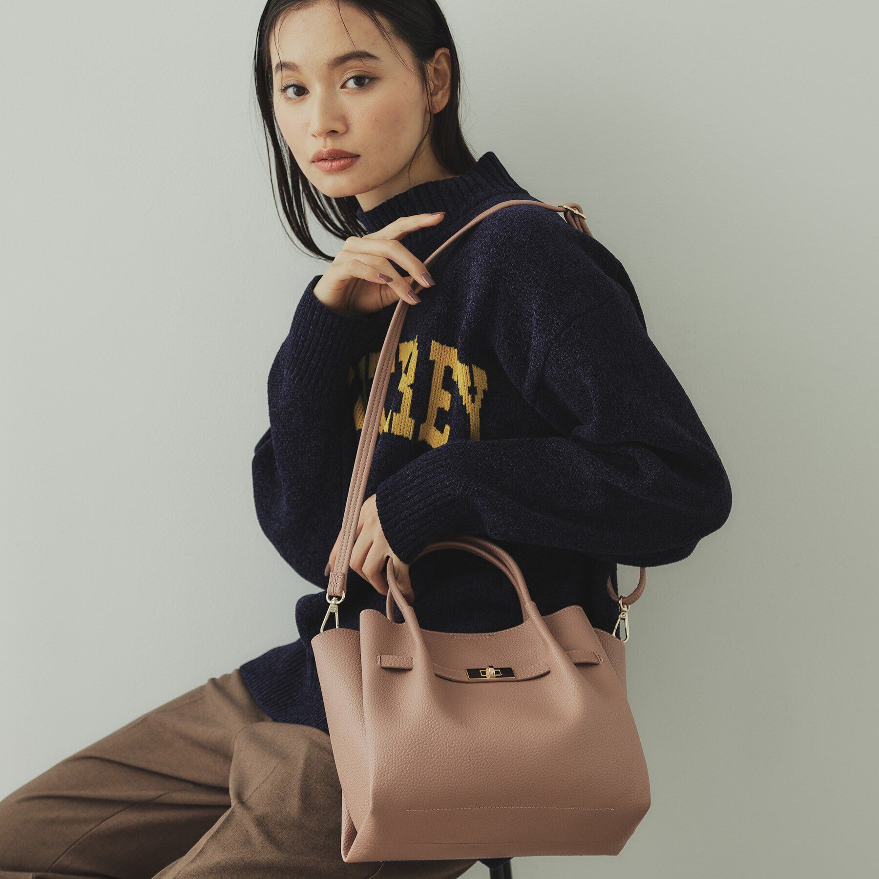 OPAQUE.CLIP「【軽量／2WAY／通勤対応】フロントベルトデザインミドルトートバッグ」|トートバッグ|ベージュ(052)