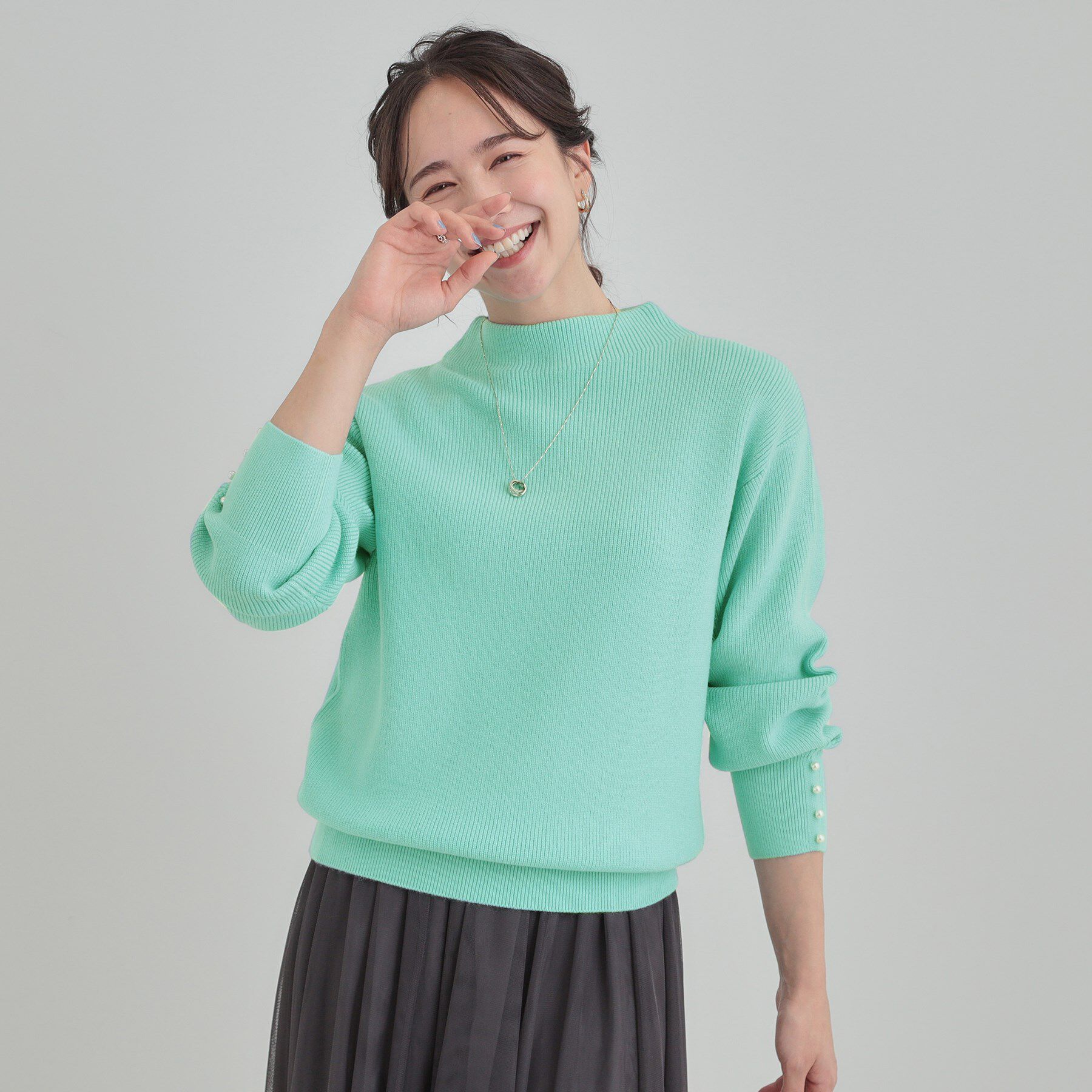 SHOO･LA･RUE「【洗える／毛玉になりにくい】お袖パールで上品な ハイネックニット」|ニット・セーター|