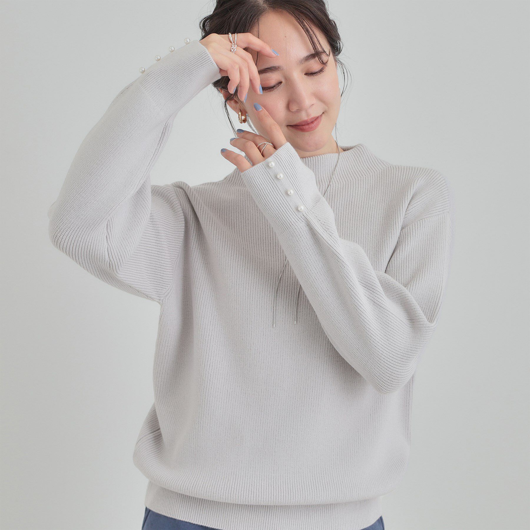 SHOO･LA･RUE「【洗える／毛玉になりにくい】お袖パールで上品な ハイネックニット」|ニット・セーター|ライトグレー(011
