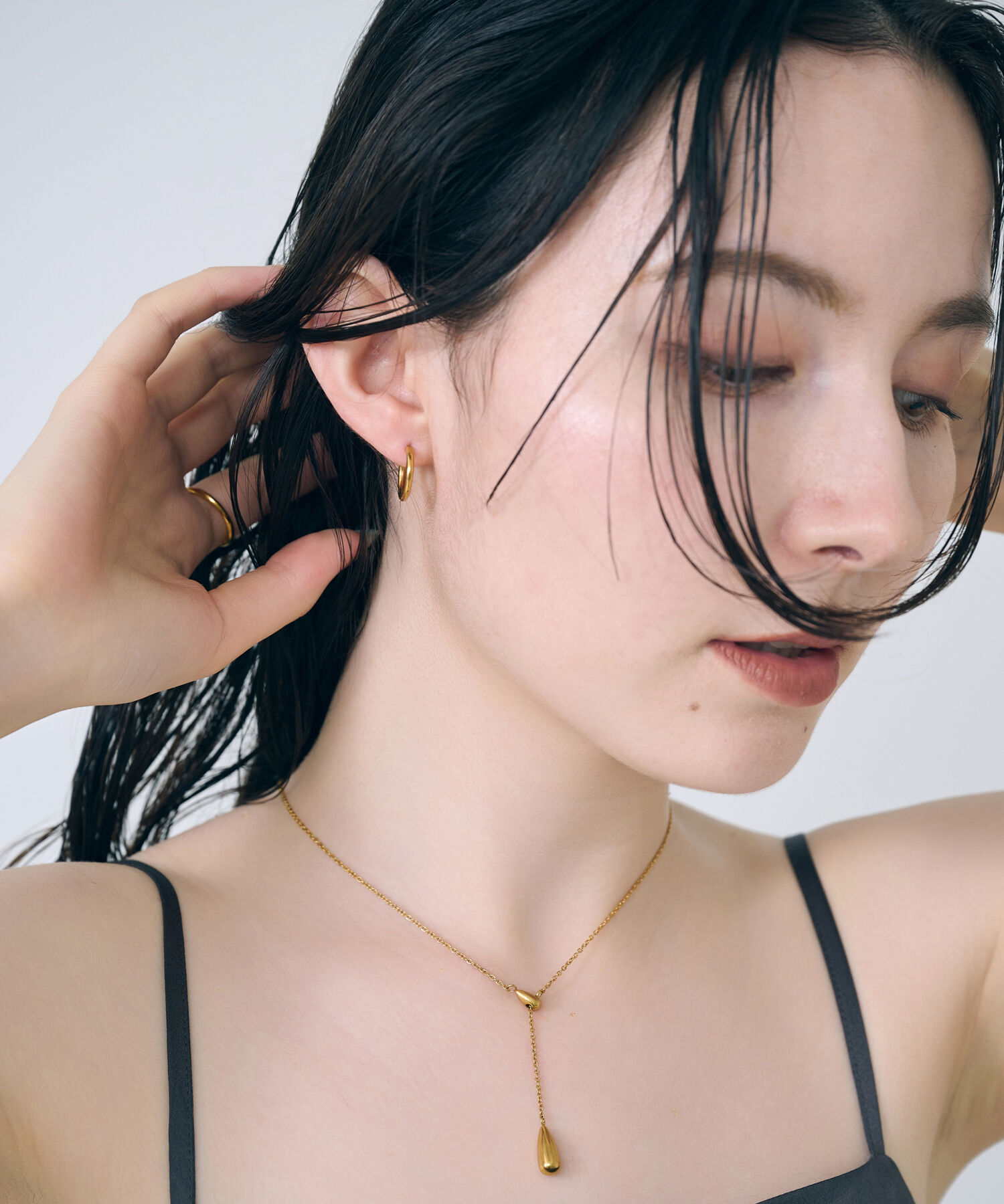 Phoebe「【金属アレルギー対応】ワンタッチミディアムフープピアス　ゴールド/サージカルステンレス」|ピアス|