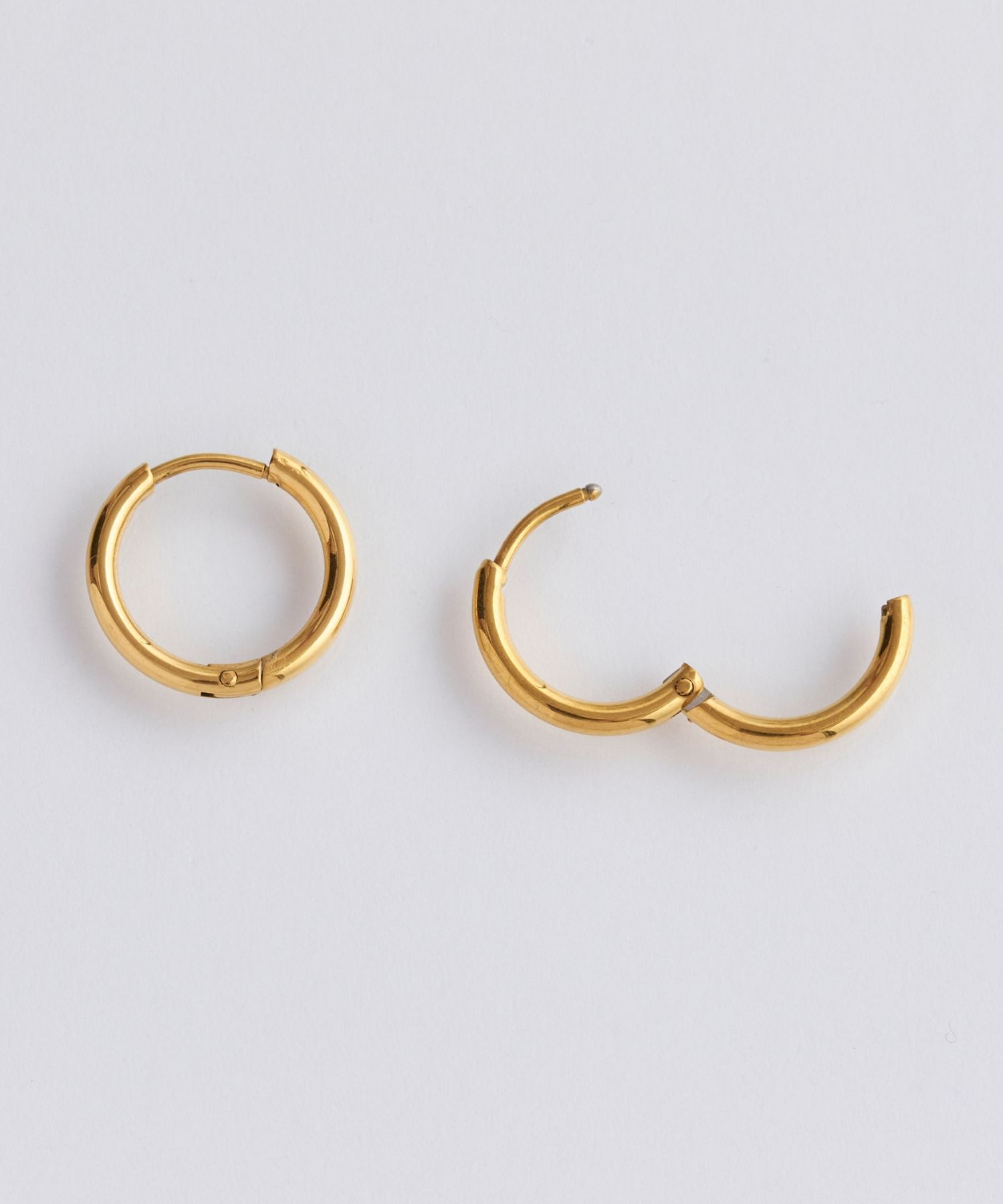 Phoebe「【金属アレルギー対応】ワンタッチミディアムフープピアス　ゴールド/サージカルステンレス」|ピアス|