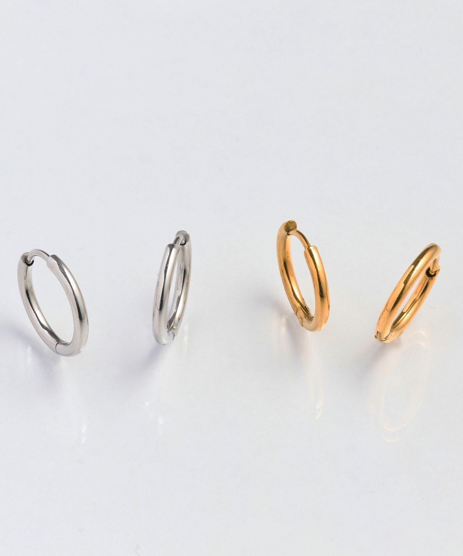 Phoebe「【金属アレルギー対応】ワンタッチミディアムフープピアス　ゴールド/サージカルステンレス」|ピアス|