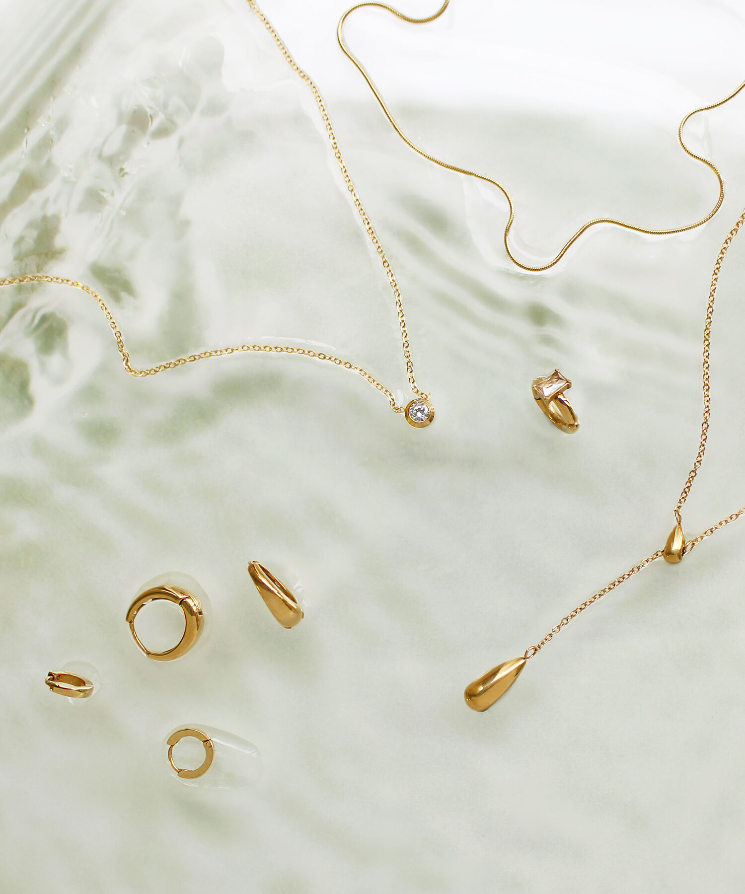 Phoebe「【金属アレルギー対応】ワンタッチミディアムフープピアス　ゴールド/サージカルステンレス」|ピアス|