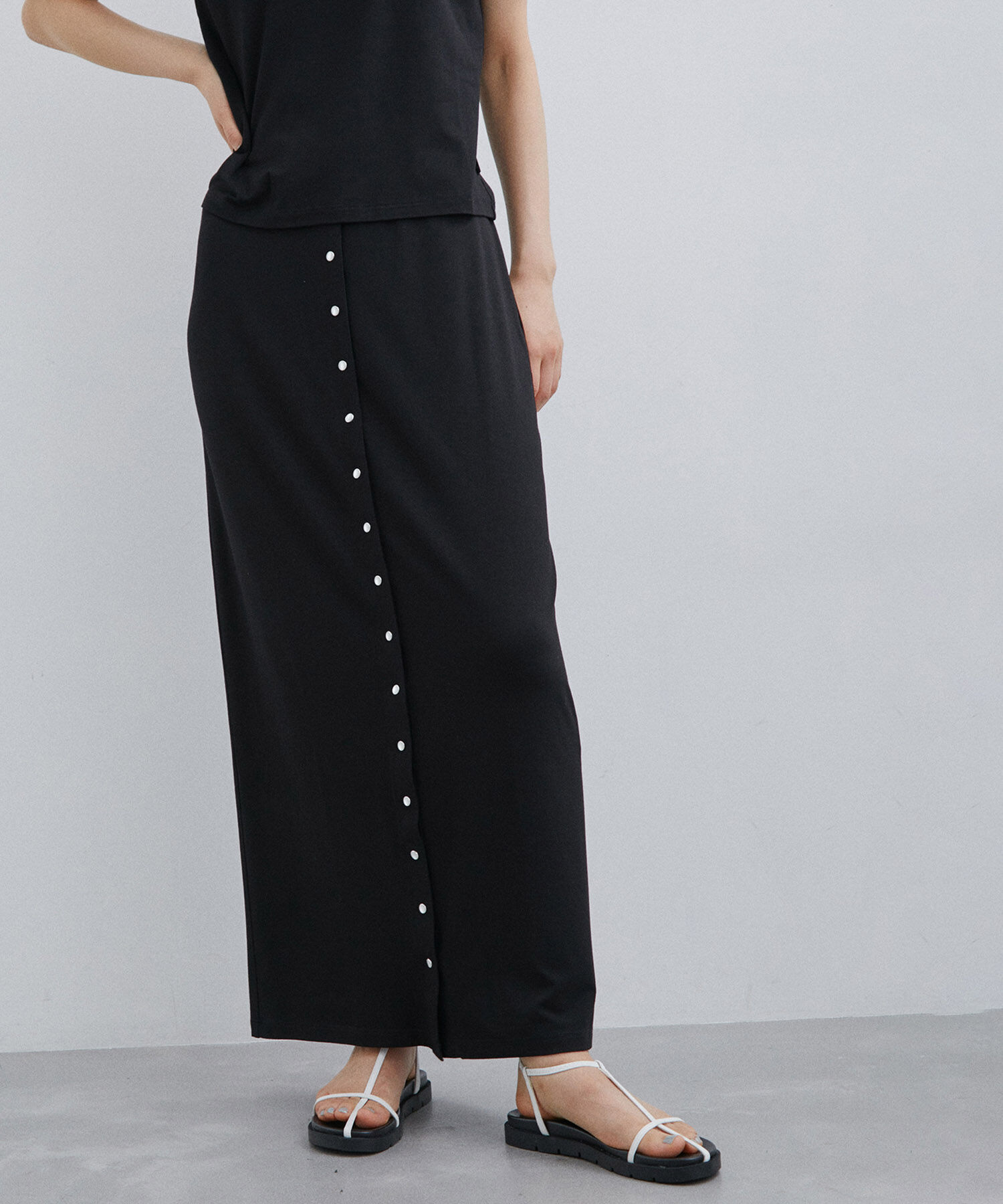 ADAM ET ROPE'「【agnes b. pour ADAM ET ROPE'】JUPE PRESSIONS LONG」|スカート|ブラック(01)