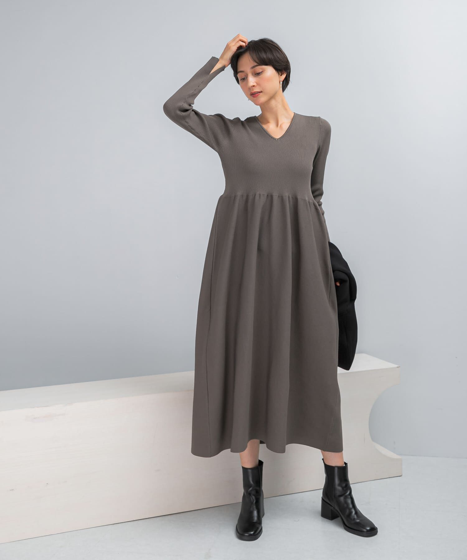 URBAN RESEARCH ROSSO「『WEB/一部店舗限定』フォルムシルエットVネックリブワンピース」|ワンピース|