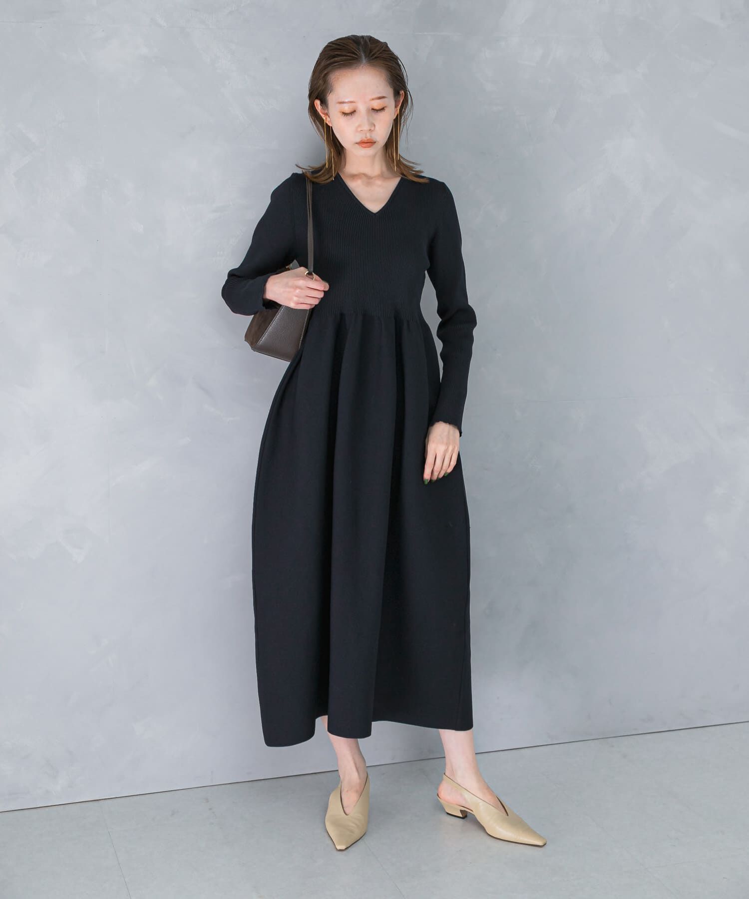 URBAN RESEARCH ROSSO「『WEB/一部店舗限定』フォルムシルエットVネックリブワンピース」|ワンピース|