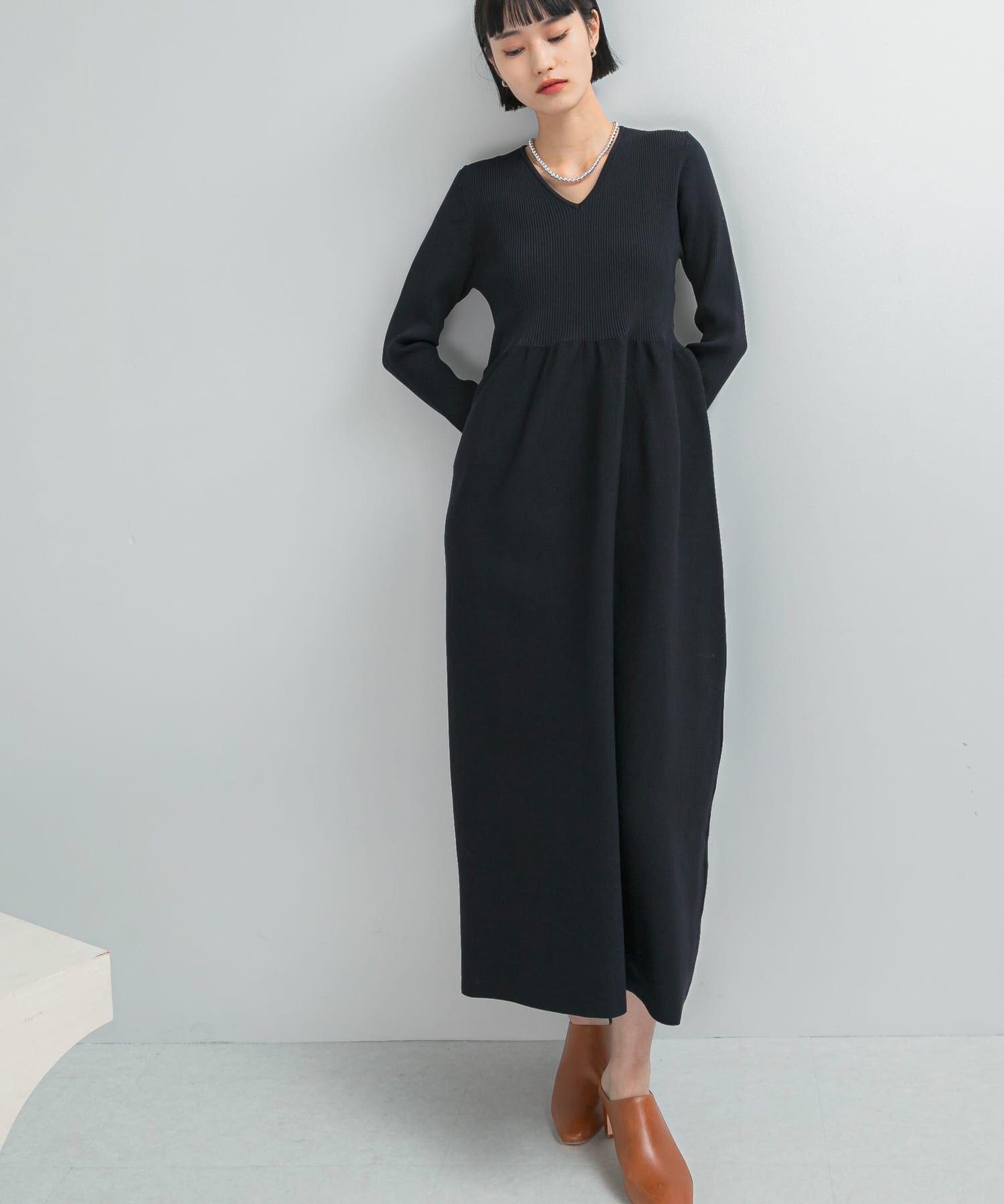 URBAN RESEARCH ROSSO「『WEB/一部店舗限定』フォルムシルエットVネックリブワンピース」|ワンピース|