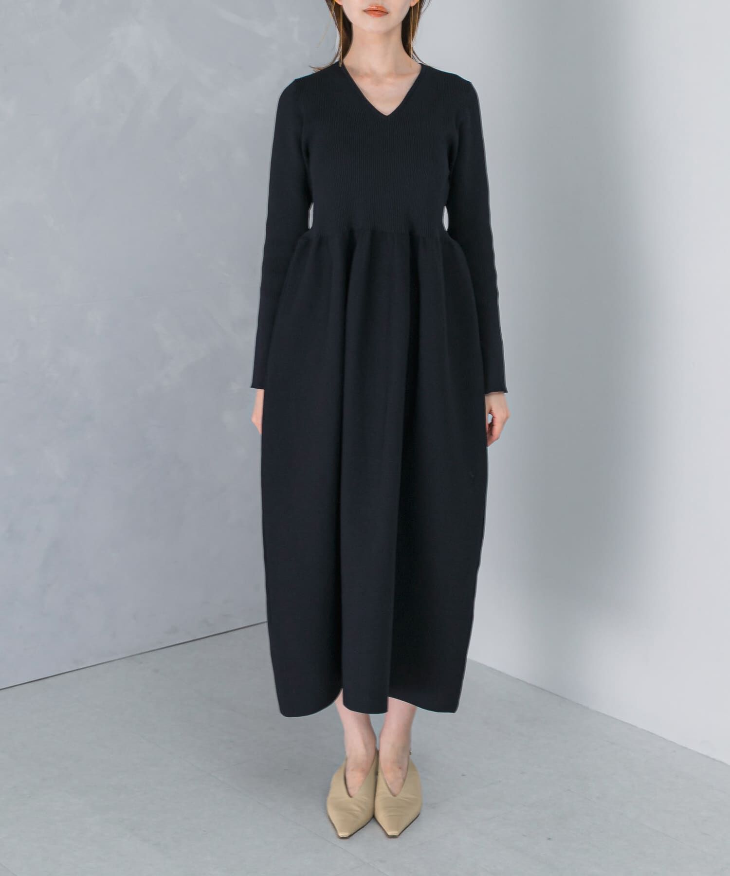 URBAN RESEARCH ROSSO「『WEB/一部店舗限定』フォルムシルエットVネックリブワンピース」|ワンピース|