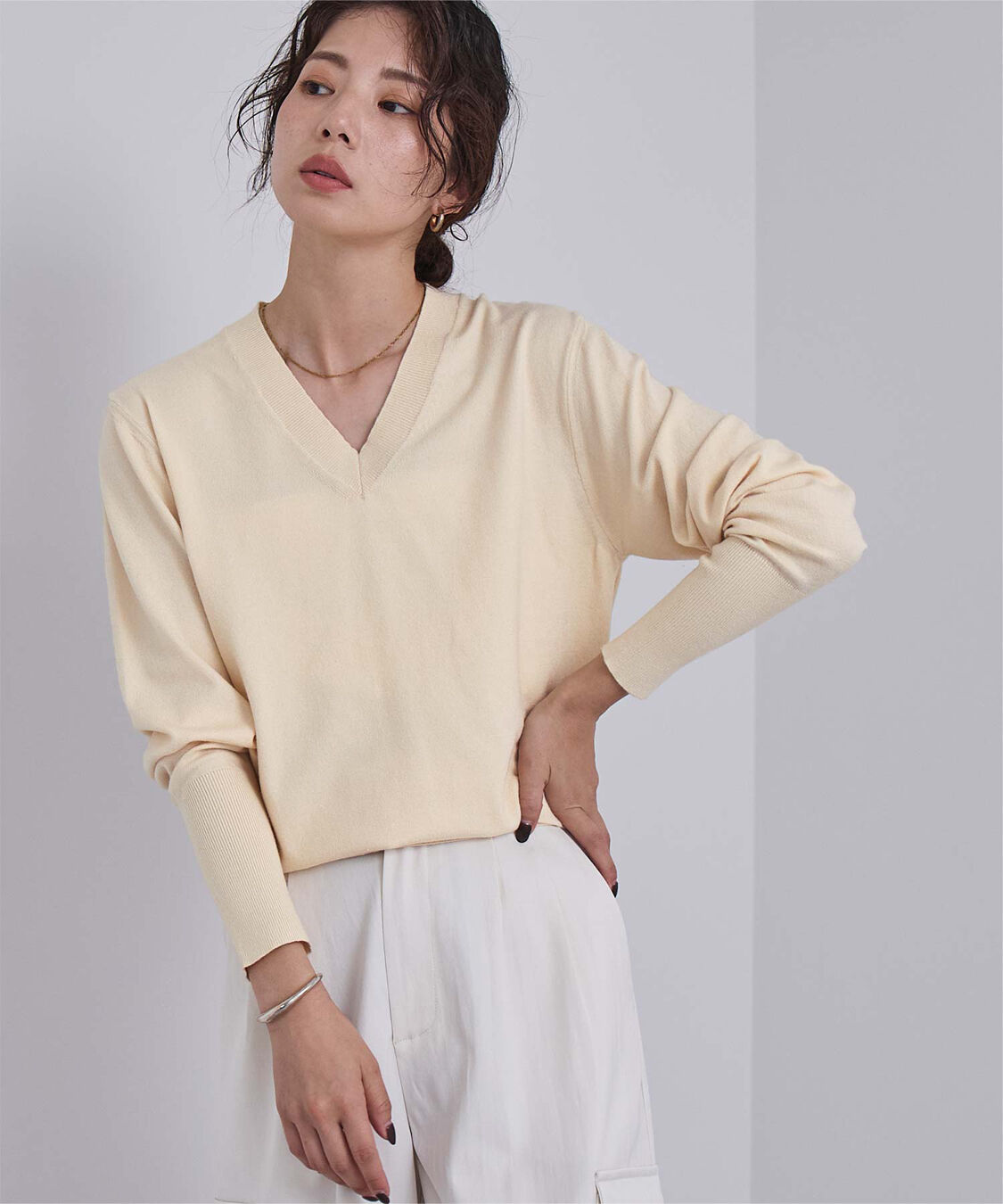 ur's「もちもちVネックニット」|ニット・セーター|オフホワイト