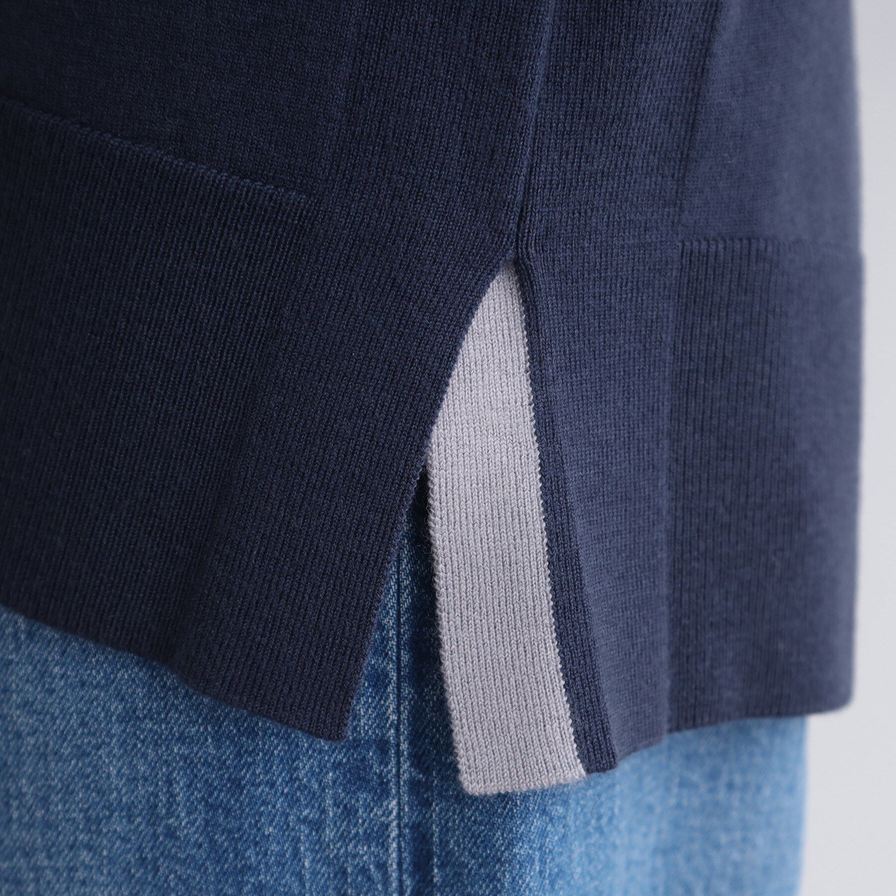 INDIVI「【洗える／チュニック丈／ボーダー柄】スリットデザインVネックニット」|ニット・セーター|