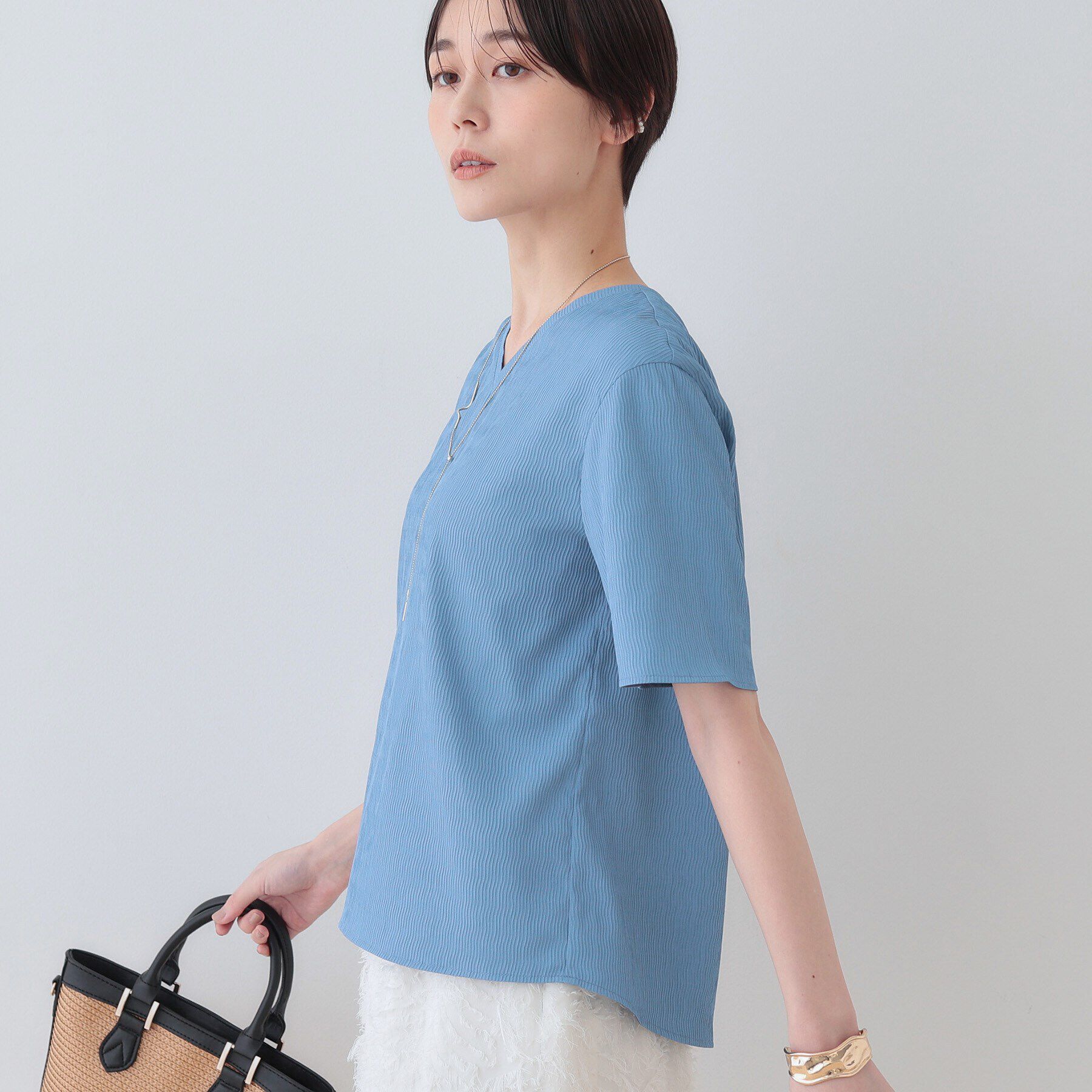 INDIVI「【洗える／凹凸素材】シンプルVネックブラウス」|シャツ・ブラウス|