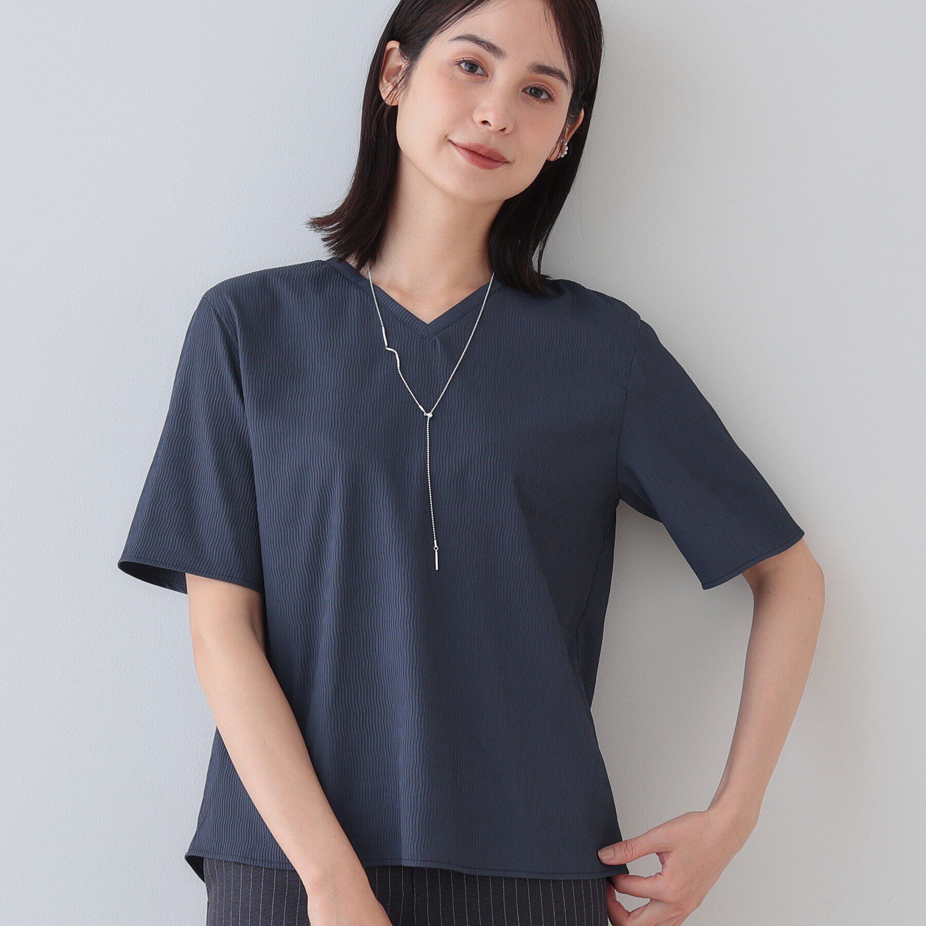 INDIVI「【洗える／凹凸素材】シンプルVネックブラウス」|シャツ・ブラウス|チャコールグレー(6